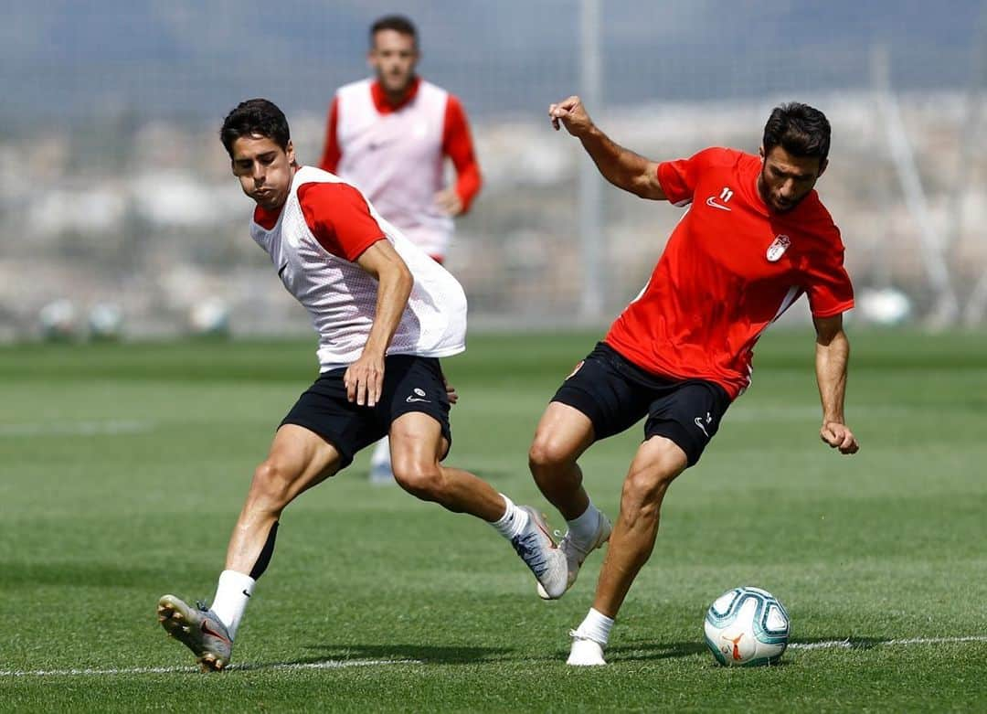 グラナダCFさんのインスタグラム写真 - (グラナダCFInstagram)「🔴⚪️⠀ #Granada #Laliga #ligasantander #liga #futbol #soccer #football #granadacf #SobranLasPalabras #EternaLucha #primeradivision」9月12日 1時09分 - granadacf