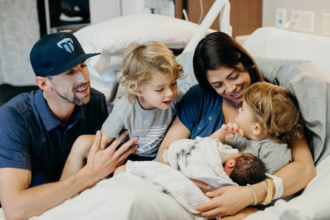 マイケル・フェルプスさんのインスタグラム写真 - (マイケル・フェルプスInstagram)「Family of 5!  Welcome @mavericknphelps to the world!  Born 9-9-19. Mama and baby are healthy and the boys are pumped to be big bros!  #housefullofboys  @boonestudios」9月12日 1時32分 - m_phelps00