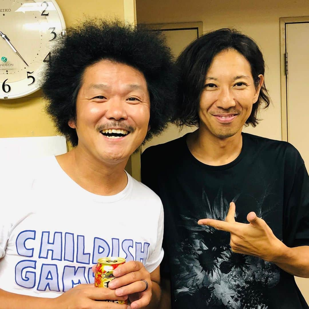 オカモト"MOBY"タクヤさんのインスタグラム写真 - (オカモト"MOBY"タクヤInstagram)「The Back Horn #バクホン のドラム、松田くんと。 #風とロック の野球の練習でキャッチボールは沢山した仲だけど、本業でガチ2マンは初。起立してMCをする律儀さまんまなドラムと立ち振舞いに惚れ直しましたよね！」9月12日 1時32分 - moby_scoobiedo