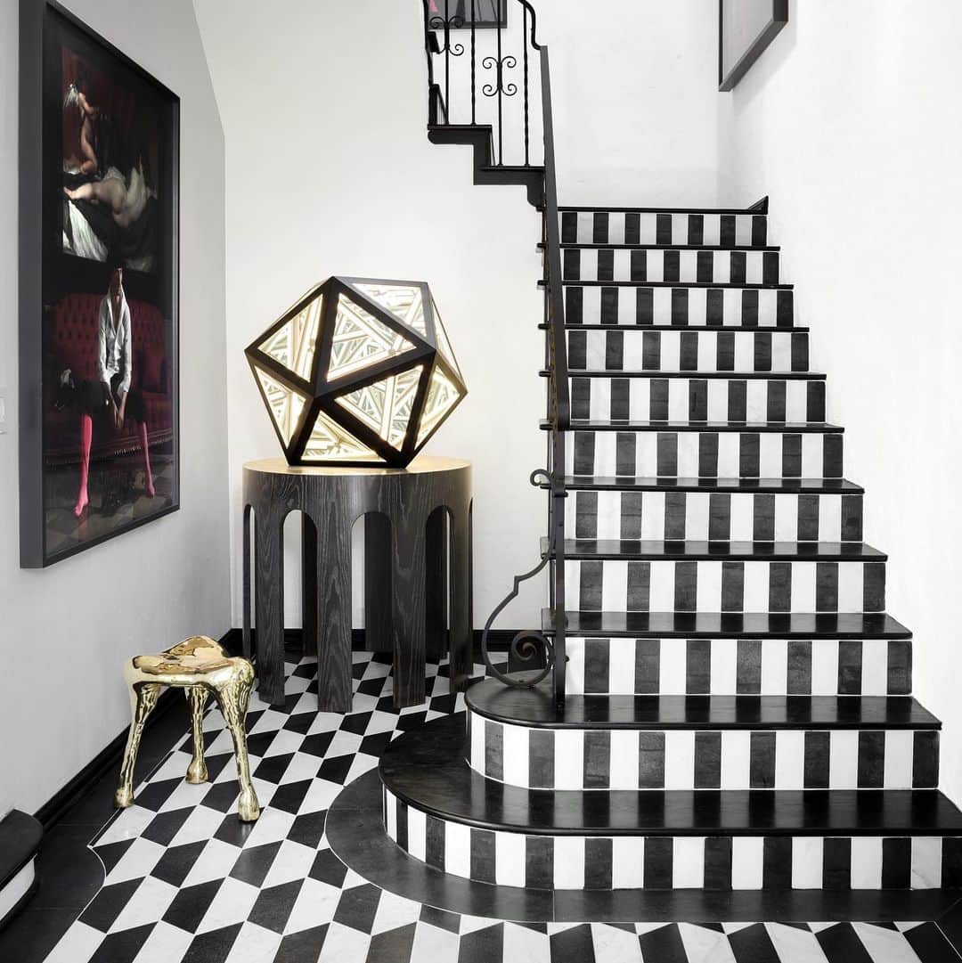 ELLE DECORさんのインスタグラム写真 - (ELLE DECORInstagram)「Custom black and white marble in dizzying geometric patterns grace the stairs of ED cover star @martynbullard’s West Hollywood oasis. The home, perched on a hill above Chateau Marmont, has an impressive Hollywood history—and Bullard kept that glamour alive in his recent redesign. Here, a light sculpture is displayed on an MLB Atelier table, the brass stool is by @thehaasbrothers, the marble stairs and floor are custom, and the iron stair rail is original. The artwork is by @denise_delarue. Click the link in bio for the full tour, as seen in our October 2019 issue. Photo: @douglasfriedman Styling: @amykchin #ED30」9月12日 1時33分 - elledecor