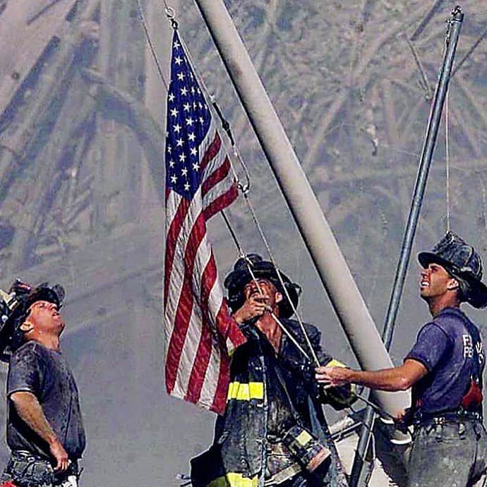 ステファニー・プラットのインスタグラム：「I will never forget this day. The absolute horror of that day. 🇺🇸God bless America 🇺🇸 God bless the people, the strangers, and everyone who became a Hero that day. 🇺🇸Thank you from the bottom of my heart💜 #neverforget #heroesof911 #unitedwestand」