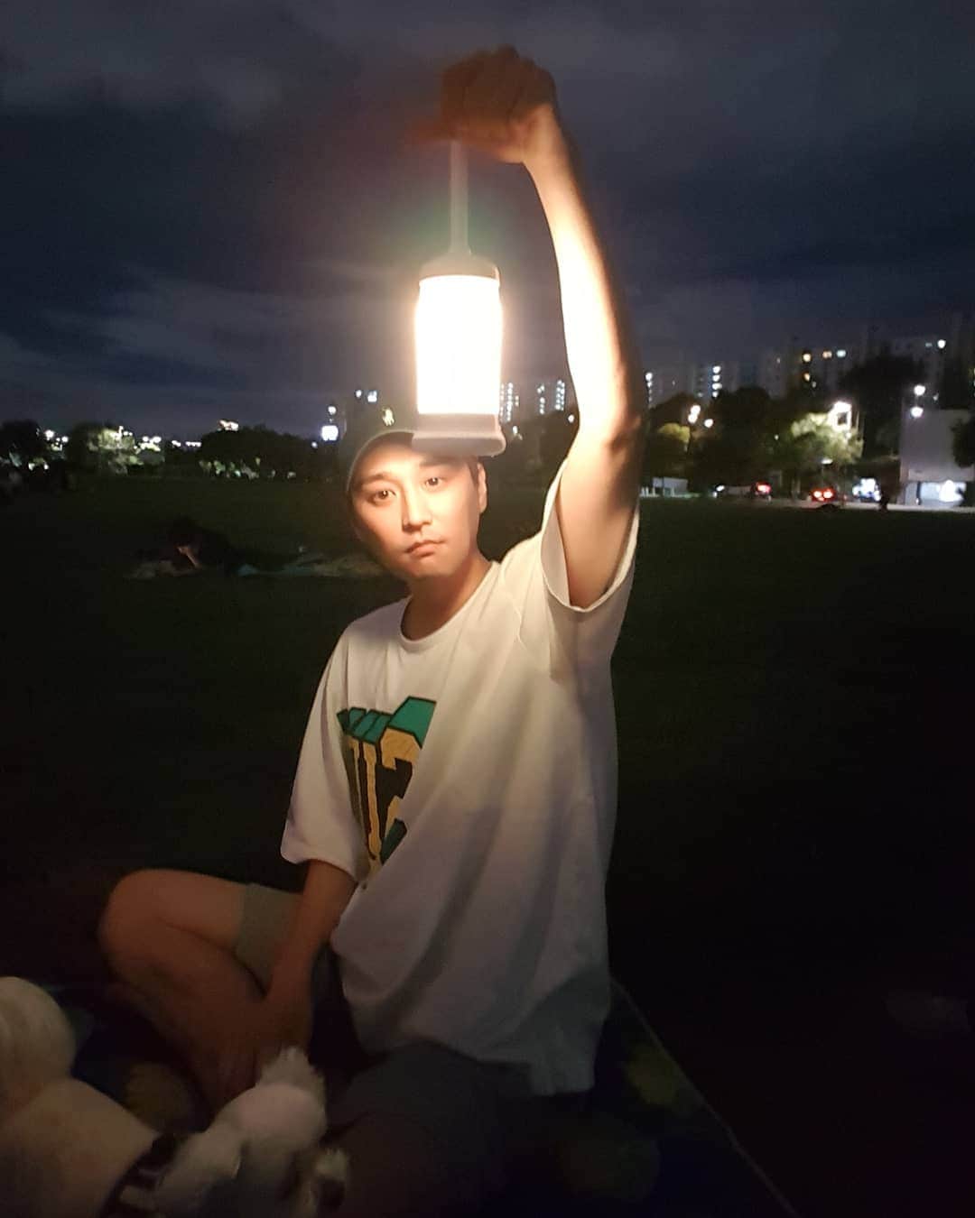 ホ・ジョンミンのインスタグラム：「오랫만에 한강에서 놀아보네  한강은 촬영하러 가는 곳.이었는데 한겨울에 강물에 뛰어들어 자살하려고 하는 장면도 촬영 하던 곳이었는데 쨌던...좋네!」