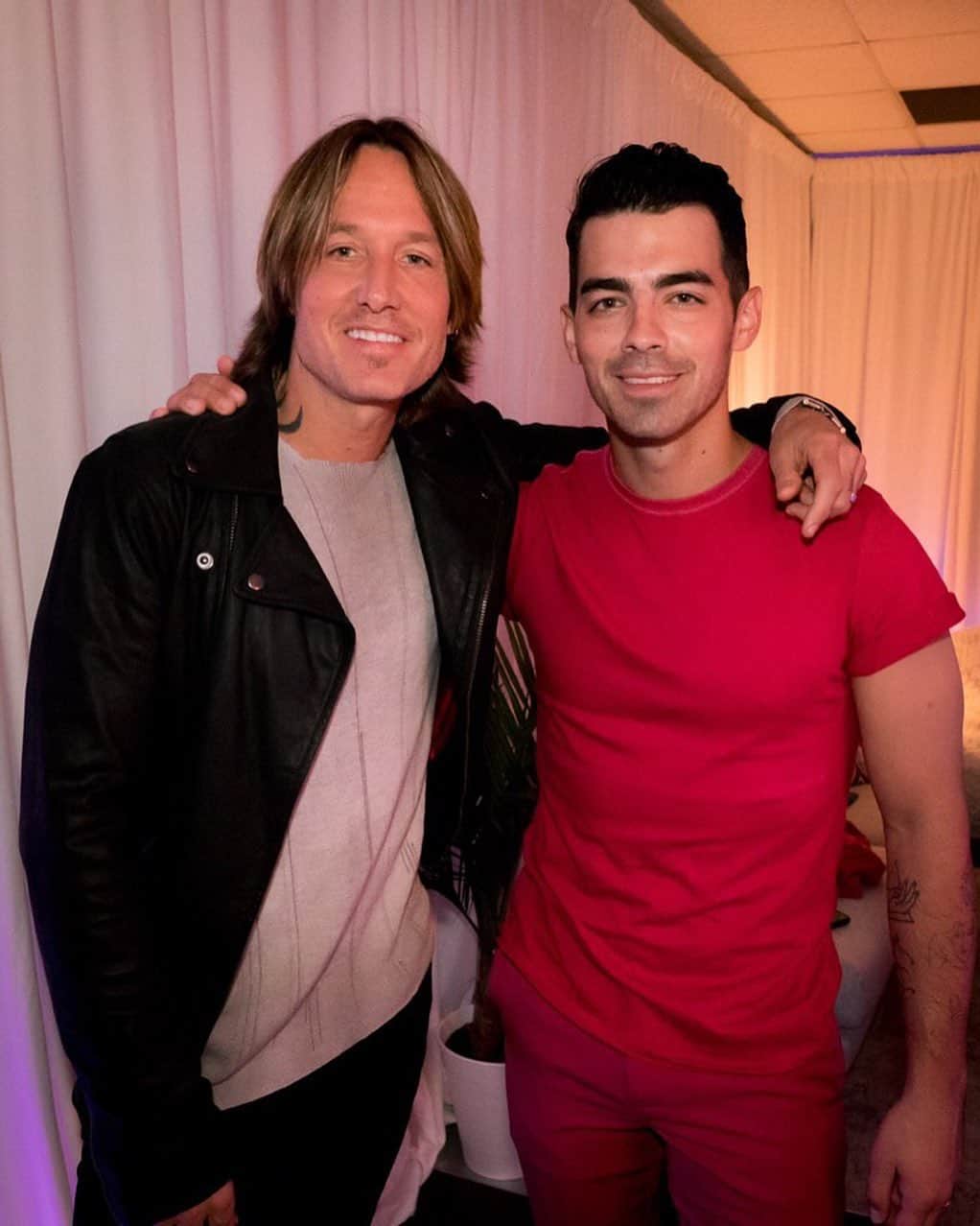 キース・アーバンのインスタグラム：「Shout out to @joejonas and the @jonasbrothers for an insanely great show last night - you GOT to go see this tour- the energy in the arena was like Cape Canaveral -  the whole band was on 🔥!!!!!!!! Joe and Nick splitting verses on Jealous and Cake By The Ocean- sooooo good !!!!!! - KU  #happinessbeginstour」