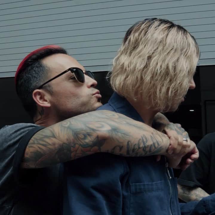 ニック・マーティンのインスタグラム：「He’s not feeling my embrace. Message received. #friendzoned #sleepingwithsirens」