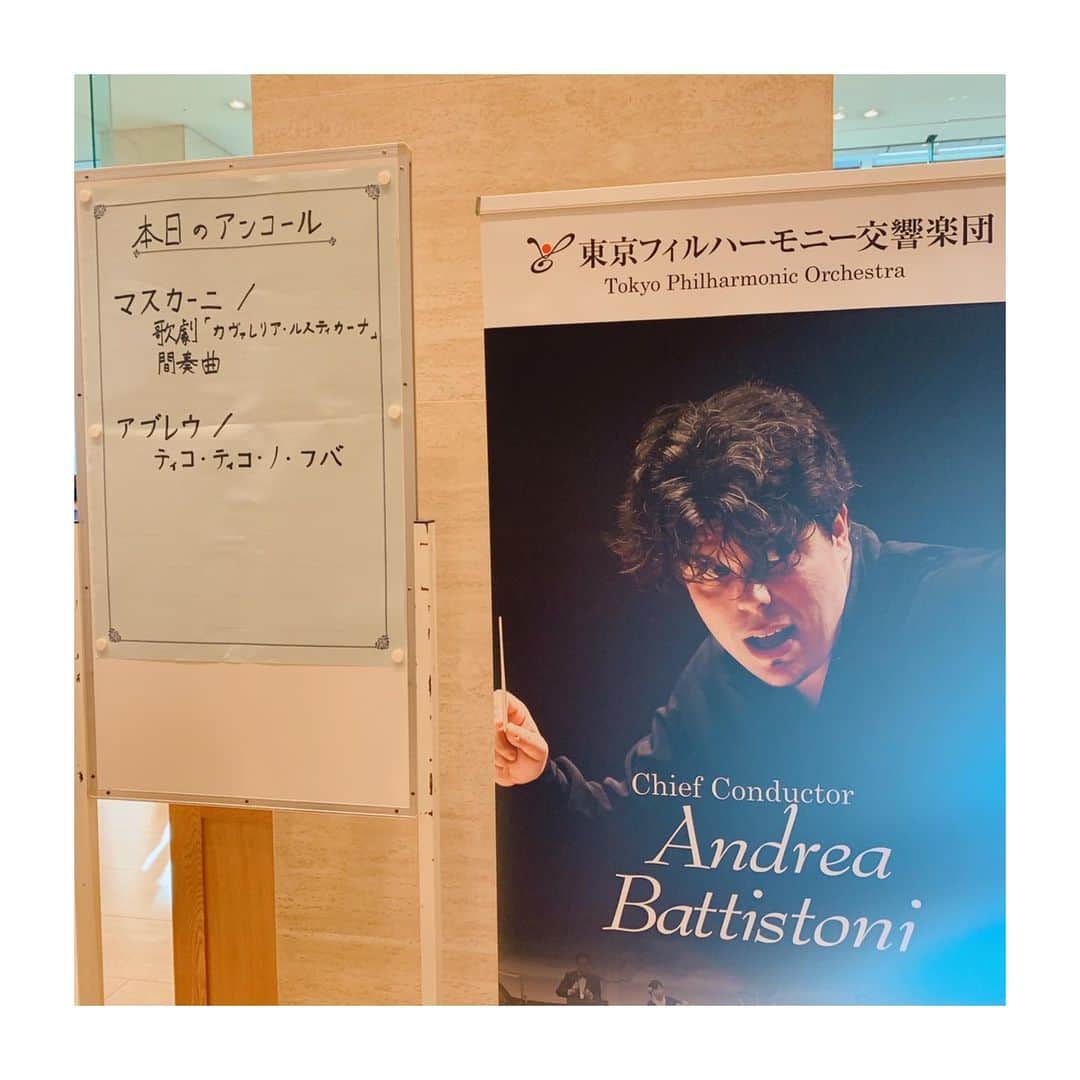 森下千里のインスタグラム：「音楽とおはなし。  東フィルの午後のコンサートは、 お話もあり、 ほっこりした雰囲気なのに、 ビリビリ来る演奏。  音で、随分、気持ちが変わるよね。 和んだり、 はっとさせられり、 頑張れたり。  イライラしたら、 やっぱり音楽、聴くのがいいと思う😊  マエストロ、 バッティスーニの演奏は、 エネルギッシュで いつ聴いても、元気もらえます✔️ #music #peace #平穏な日々 #バッティスーニ #マエストロ」