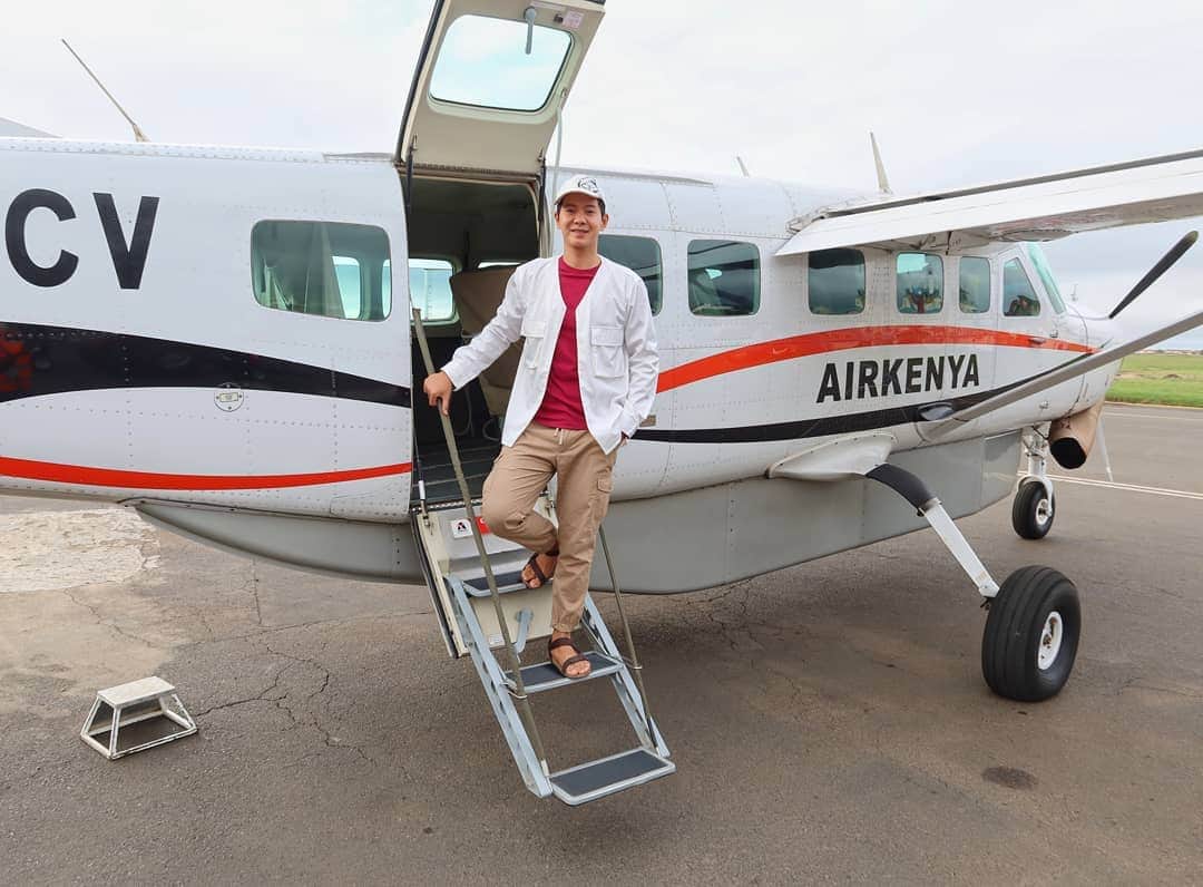 アイス・サランユーのインスタグラム：「Happy Birth Day to me 🎂 ชีวิตคือการเดินทาง ปีนี้เดินทางมาไกลถึงMasai Mara,Kenya ตามRequestครูสมยศ โดยมีครูกรรณ์ทิมาถูกบังคับมา🤣 ชีวิตเดินทางมาถึงปีที่ 35 แล้วนะ ขอบคุณทุกบททดสอบของชีวิต ขอบคุณทุกโอกาสแรงสนับสนุนกำลังใจ  ของขวัญวันเกิดปีนี้ไม่ขออะไรนอกจากขอให้พ่อ&แม่สุขภาพร่างกายจิตใจแข็งแรงมากๆตลอดไปนะจ๊ะ ปล ขอให้ตัวเองนิด ขอให้เครื่องบินกลับไทย ไม่ดีเลย์ ไปทำงานต่อทันเวลาจ้า 🤣 ปล ขอบคุณทุกคำอวยพรนะครับได้อ่านทุกข้อความขออภัยที่ตอบกลับไม่ได้ทุกคนนะครับ หลั่งไหลมากปลื้มใจครับ😍🙏 #icesarunyuaroundtheworld #kenya」