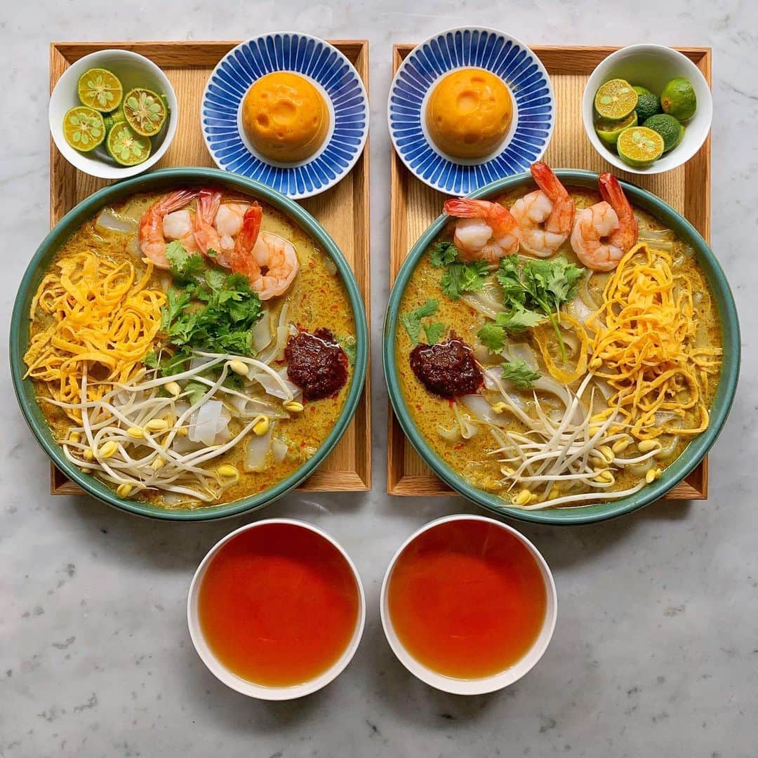 Symmetry Breakfastのインスタグラム：「Sarawak style laksa 🇲🇾I made the paste from scratch with a combination of chilli, belachan (a solid dark brown shrimp paste) ginger, lemongrass, tamarind, galangal, turmeric, garlic and substituting a mix of macadamia and hazelnut for the traditional candlenuts which if you’re in Malaysia or Hawaii are quite common! A dash of coconut milk, rice noodles, shredded egg pancake, beansprouts, shrimp, coriander and a dollop of sambal for extra 🔥🔥🔥 squeeze over some calamansi lime and you’re done! With the CUTEST mooncake, because tomorrow is the start of Mid Autumn Festival 👍🏼🌝🌚 #symmetrybreakfast」