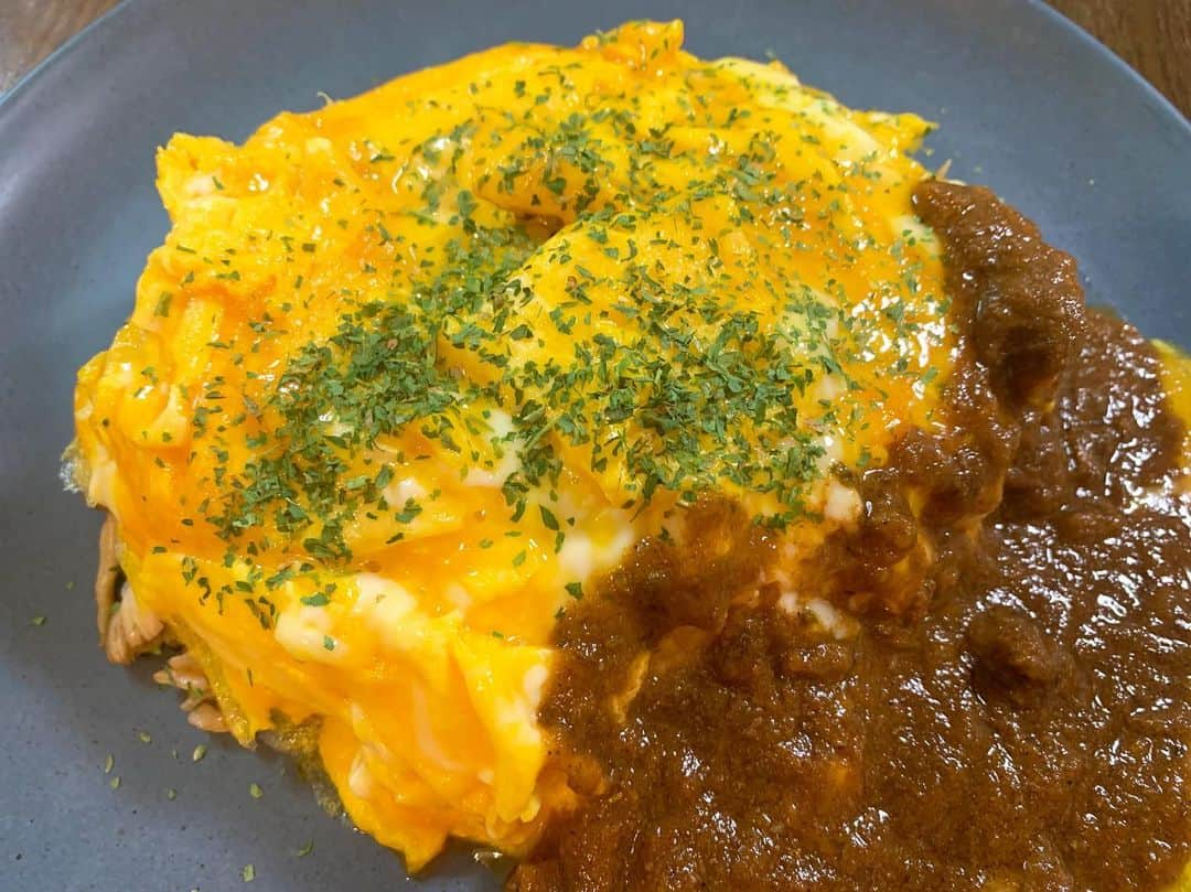 東麻美さんのインスタグラム写真 - (東麻美Instagram)「オムカレー🥚🍛 久しぶりに作ったら美味しくできたなぁ😋 カレーは福島は二本松・露伴亭のスリランカカレー。 遠く東北でがんばる優しい友がこのカレーを食べると私を思い出す、と送ってくれたのです😂😆 ありがたや〜  #麻美御飯 #オムカレー」9月12日 12時40分 - asamihigashi