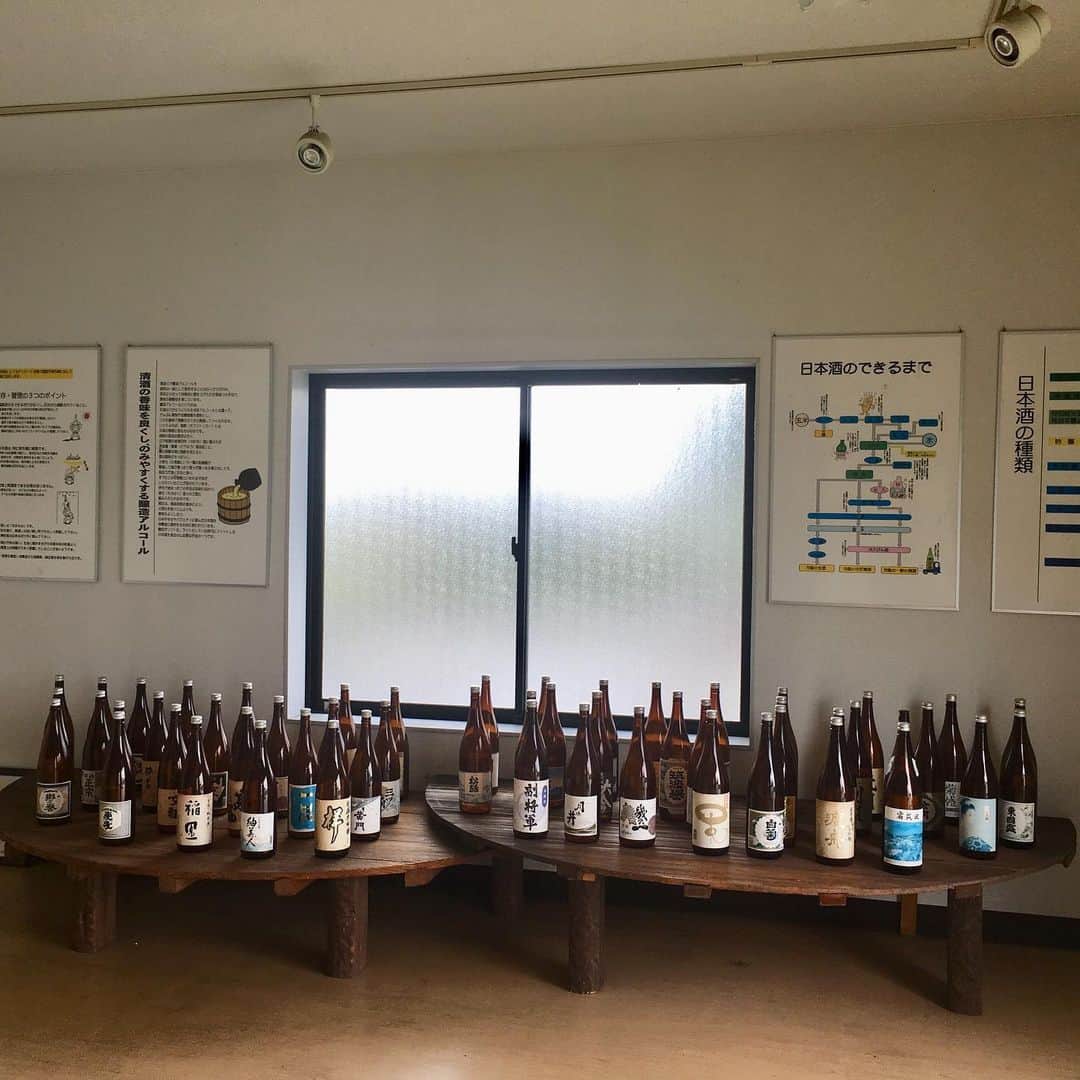近藤淳子さんのインスタグラム写真 - (近藤淳子Instagram)「昨日、水戸校サケ・アカデミー開講。SAKE EXPERT®取得コースにて、三回に渡って講師をさせていただきます。初回は、日本酒造りの工程、原料、歴史などです。  茨城を代表する蔵の一つである明利酒類様の会議室をお借りしての開催です。  伝統的な道具類の資料館もあり、セミナー後には蔵見学もしていただけます。年代物の布濾過器や暖気樽など初めてお目にかかりました。  今回も様々な職業の方々が国内外で活躍するサケ・エキスパートを目指して受講。テキストに一生懸命メモを書き込まれている姿が視界に入ると、説明にもより熱が入りました。  この秋、入り口で水戸黄門様が歓迎してくださる明利酒類様に通うのが、楽しみです。  茨城校を取りまとめてくださる水谷さん、鈴木さん、お世話になりまして、ありがとうございました。  蔵の方も終始同席され、緊張感がありましたが、有り難い感想もいただきました。精進してまいります。  目指すは、全員合格です❗️ #サケエキスパート #日本酒 #sake #明利酒類 #10号酵母発祥の蔵 #フリーアナウンサー #講師 #水戸黄門#近藤淳子」9月12日 12時46分 - kondo_junko_