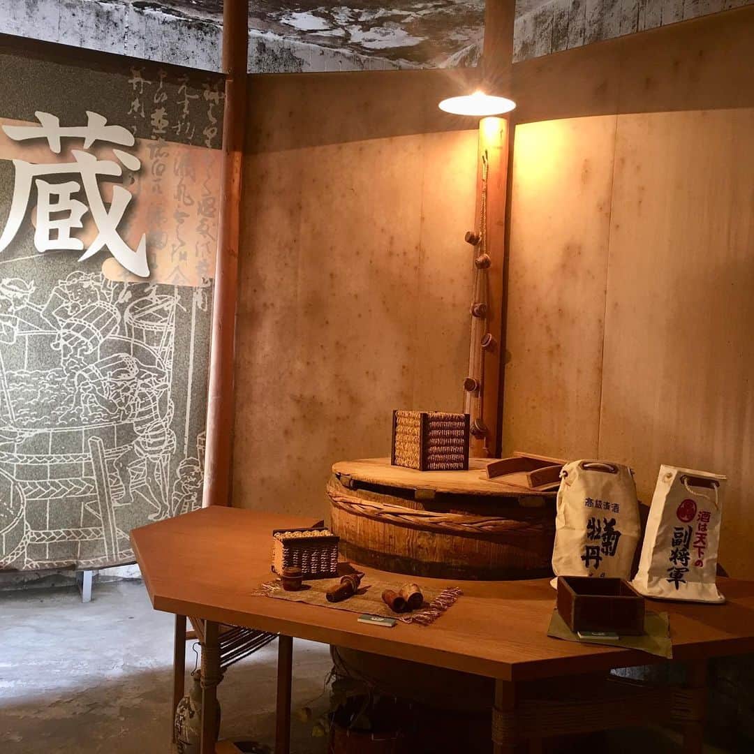近藤淳子さんのインスタグラム写真 - (近藤淳子Instagram)「昨日、水戸校サケ・アカデミー開講。SAKE EXPERT®取得コースにて、三回に渡って講師をさせていただきます。初回は、日本酒造りの工程、原料、歴史などです。  茨城を代表する蔵の一つである明利酒類様の会議室をお借りしての開催です。  伝統的な道具類の資料館もあり、セミナー後には蔵見学もしていただけます。年代物の布濾過器や暖気樽など初めてお目にかかりました。  今回も様々な職業の方々が国内外で活躍するサケ・エキスパートを目指して受講。テキストに一生懸命メモを書き込まれている姿が視界に入ると、説明にもより熱が入りました。  この秋、入り口で水戸黄門様が歓迎してくださる明利酒類様に通うのが、楽しみです。  茨城校を取りまとめてくださる水谷さん、鈴木さん、お世話になりまして、ありがとうございました。  蔵の方も終始同席され、緊張感がありましたが、有り難い感想もいただきました。精進してまいります。  目指すは、全員合格です❗️ #サケエキスパート #日本酒 #sake #明利酒類 #10号酵母発祥の蔵 #フリーアナウンサー #講師 #水戸黄門#近藤淳子」9月12日 12時46分 - kondo_junko_