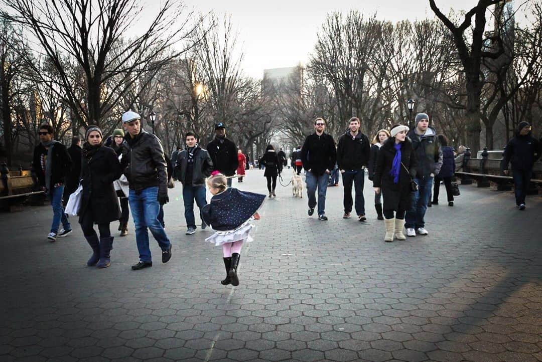 ジェシカ・シーバさんのインスタグラム写真 - (ジェシカ・シーバInstagram)「I never know what to say on this day. 9/11/01 was years before I’d even visit NYC, let alone live there. Years before I’d have children or even for a split second understand remotely the gravity of how deeply the events of that day changed the world.  We watched the freedom tower rise from our living room window in our apartment building. My first friend in NYC, a momma like me, had lost her husband who worked in one of the towers. It was years still before I could tell my children the story, but I made sure to highlight the heroes of that day. I make sure to talk about how the lives of victims and first responders and their families were affected that day, and every day since.  That it’s imperative, the choices we make, that every chance we get to support those who help others, we pay it forward.  These small connections weave a beautiful tapestry of gratitude and empathy and we won’t forget. We support the families of those in the military, of first responders, of strong voices that lift up those who sacrifice for others. We remember, in their honor.」9月12日 11時14分 - mommasgonecity