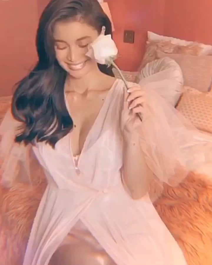 アン・カーティスのインスタグラム：「Bonjour. French vibes morning with my @blkcosmeticsph family. Shot a new campaign and we can’t wait to share everything we have in store for the #blklovers 🌷Quelqu’un m’a dit is my favourite french song by the gorgeous @carlabruniofficial 💐 So beautiful.」