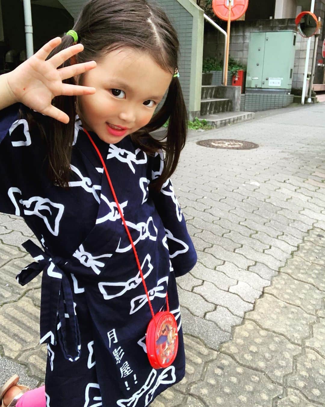 内藤陽子のインスタグラム：「よっ！月影屋🌙 去年のリボン浴衣が小さくなっちゃったから、はっぴのようにして 蛍光スパッツ、ゴールドのサンダル🍧 あーあーあー、夏も終わりか… #月影屋 #お祭り #夏の思い出 #2019夏」