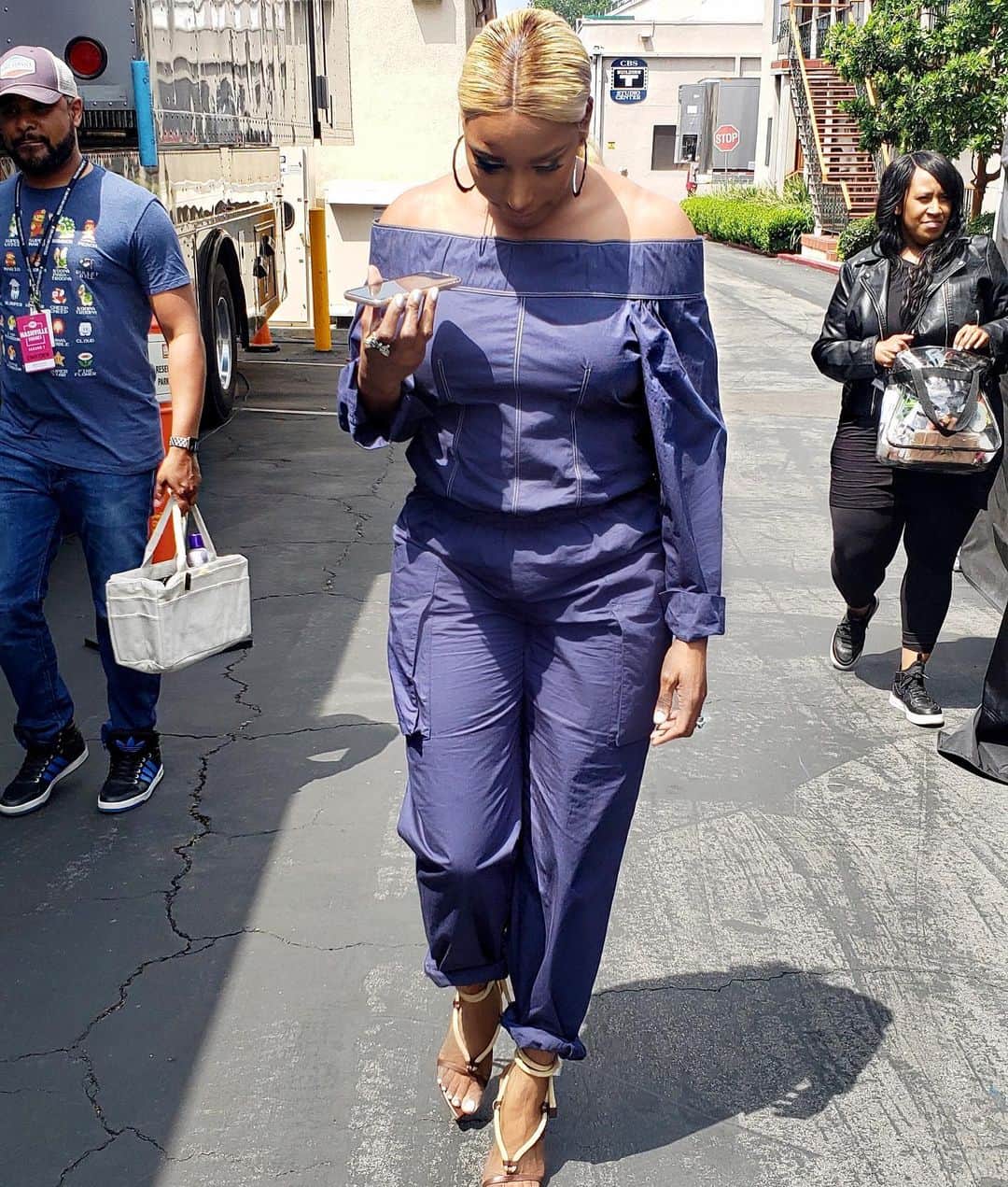 ネネ・リークスのインスタグラム：「U gotta keep your head up but when mine is down, my team has my back」