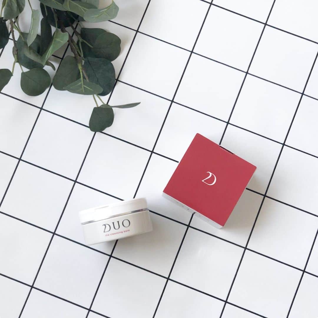 のインスタグラム：「⠀ この夏パッケージが新しくなった @duo_cosme の クレンジングバーム ⠀ 毛穴の開きに良いって口コミ見て 今年の春から定期便で愛用中のやつ♡ ⠀ 毛穴にも良い実感があるし 何よりW洗顔しなくて良いのが 楽チン過ぎてやめられない😂 ⠀ 泡洗顔と違った 洗い上がりのしっとりする感じも やみつきよ🤤 ⠀ ⠀ #デュオ #duoコスメ  #duo #duoクレンジングバーム  #クレンジングバーム #クレンジング #cosme #コスメ #コスメ好き ⠀ ⠀」