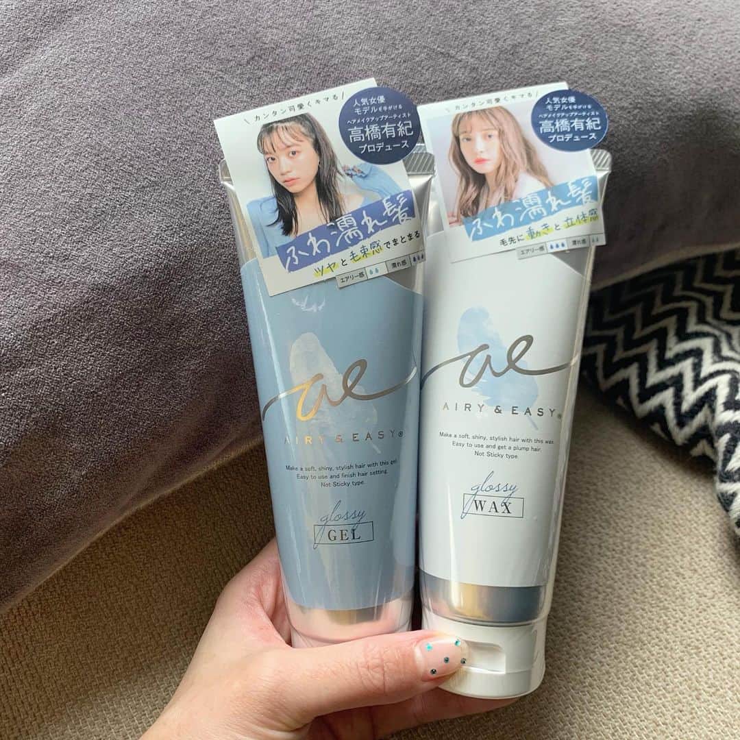 のインスタグラム：「【お知らせ💙💙💙】 私がプロデュースしたスタイリング剤が発売しましたー！！！ 販売場所は全国のLOFT・TOKYU HANDS・PLAZA・その他バラエティショップさんでお取り扱いしてもらってます！もう発売しているところもあるみたいで、買ってくれた方ありがとうございます❤︎ 肌に優しく使えて、香りもよく、おしゃれな濡れ感、モテそうな濡れ感を意識して作ってもらいました！ ヘアスタイリングのコラボは初なので、いい感じに出来てうれしーーーのです！ ストーリーで質問したみなさんの意見もかなり参考にさせてもらいました☺️ 最近のお仕事でもいつも使っているのはコレですやっとお知らせできたー！！ 使用感とかもまた載せていきます☺︎ #おさかなゆきのオススメコスメ #高橋有紀プロデュース #おさかなゆきコラボ #エアリーアンドイージー #AiryandEasy #ふわ濡れ髪 #濡れ髪 #ウェットヘア #スタイリング」
