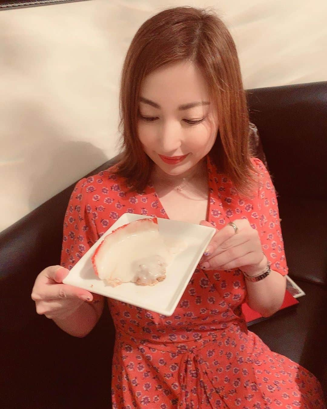 横山みれいさんのインスタグラム写真 - (横山みれいInstagram)「昨日は、meat＆cheese Ark 新宿東口駅前店 @meat_and_cheese_ark さんにお邪魔しました😊﻿ ﻿ SNSで話題のチーズの洪水！﻿！ 東京9選に選ばれたシカゴピザをいただきました🍕﻿ ﻿ シカゴピザには、たっぷりのミックスチーズとモッツァレラチーズ、ホワイトソース、ミートソースが入っていて、赤い生地はトマトペーストでできています🧀﻿ ﻿ 切るとドバーッとチーズの大洪水！！！﻿ ﻿ チーズ好きにはたまりません😻﻿ ﻿ 女子会にピッタリな、内装もおしゃれな素敵なお店でした〜∩^ω^∩﻿ ﻿ #ARK新宿東口店 #新宿グルメ #新宿ピザ #新宿ディナー #新宿シカゴピザ #シカゴピザ #pr #コラボベース  #みれいンフルエンサー #インフルエンサー」9月12日 11時29分 - mireichan66