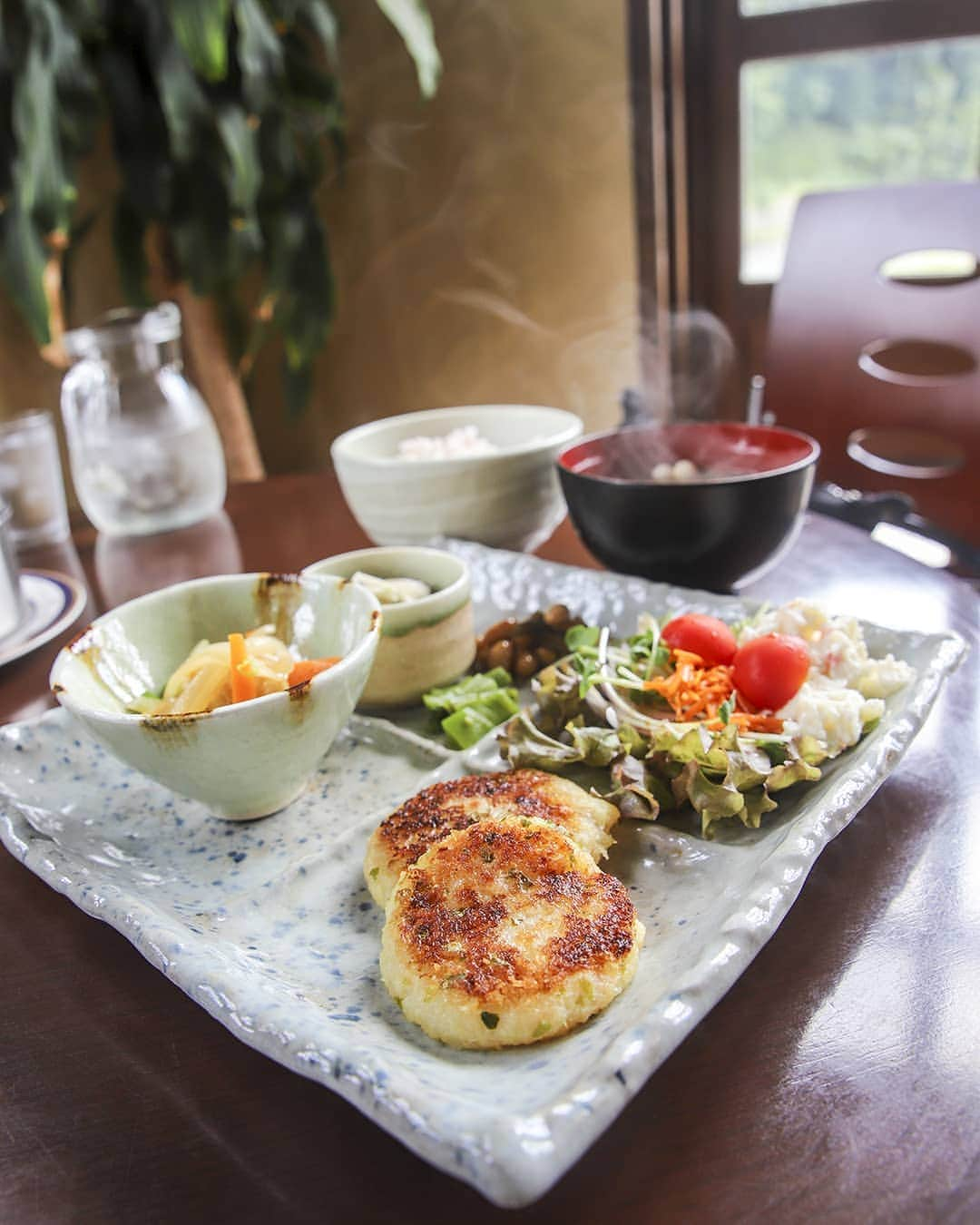 愛知県田原市さんのインスタグラム写真 - (愛知県田原市Instagram)「Healthy lunch ヘルシーランチ♪  #涼しくなったね #落ち着くカフェで #ほっと一息 なんてどぉ？ #お野菜いっぱい #夏バテした体に #しみる～  #たはら暮らし * #菜の花浪漫街道 #scenic_jp#海 #渥美半島#田原市#田原#伊良湖岬#伊良湖#赤羽根#tahara#irago#akabane#サーフィン#surfing#田舎暮らし#日々の暮らし#休日の過ごし方#スローライフ#instagramjaran#igersjp」9月12日 11時38分 - tahara_kurashi