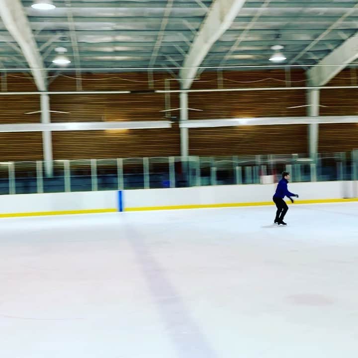 ヴォーン・チピアーのインスタグラム：「The best way to break in skates... @auraskates #auraskates #truesports #bigceleb #oldaf #stillgotit #figureskating #backflip #toomanyhashtags #hashtag #toddsfavoritehashtagishashtag」
