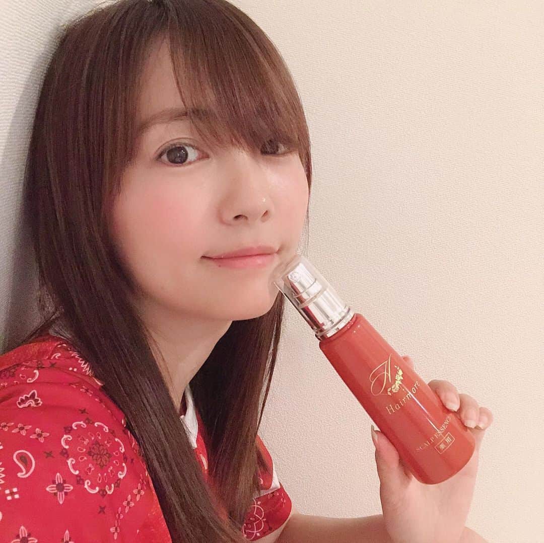 うえむらちかのインスタグラム：「本日の #cosmetichika は﻿ ﻿ スタイリストさんにオススメされた﻿ ﻿ 女性専用スカルプエッセンス🧴﻿ @hairmore_official の #ヘアモア ﻿ ﻿ 🍀女性ホルモン、エストラジオールを配合﻿ 🍀ハリのある健やかな毛髪を育む頭皮をつくる﻿ 🍀血液の流れをスムーズにし栄養を隅々まで届ける﻿ ﻿ 髪と頭皮の #エイジングケア で﻿ お風呂あがりに頭皮にシュッシュっとスプレーして揉み込むだけ💆‍♀️✨﻿ ﻿ ﻿ 9月にやる舞台『The Great Gatsby In Tokyo』の役がセレブリティ感満載なので笑﻿ 自前の髪の毛で、豊かにふんわりセッティングできるように頑張ります🙋‍♀️﻿ ﻿ ﻿ #RAVIPA #頭皮美容液 #育毛 #養毛﻿ #頭皮 #発毛促進 #血行促進 #育毛剤﻿ #美容 #美容好きな人と繋がりたい﻿ #スカルプエッセンス #ヘアケア﻿ #haircare #beauty #pr」