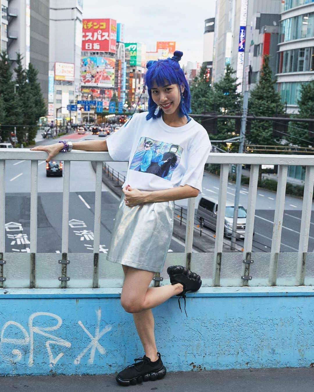 草野絵美さんのインスタグラム写真 - (草野絵美Instagram)「Satellite Young remix tee JPY4000 Laforet 2F @whitegallery.jp で19日まで販売中です💸 illustration by @tiyanmuhammad  phote by @tomofumiusa  #satelliteyoung #synthwave #retrowave #buntadisc」9月12日 11時41分 - emiksn