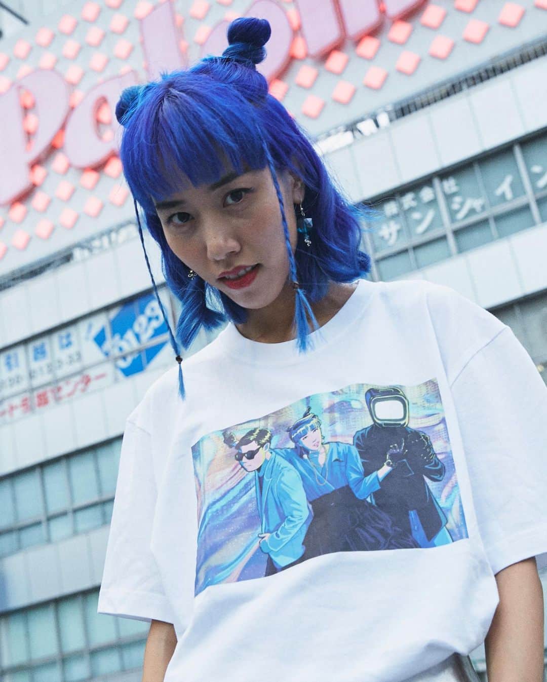 草野絵美のインスタグラム：「Satellite Young remix tee JPY4000 Laforet 2F @whitegallery.jp で19日まで販売中です💸 illustration by @tiyanmuhammad  phote by @tomofumiusa  #satelliteyoung #synthwave #retrowave #buntadisc」