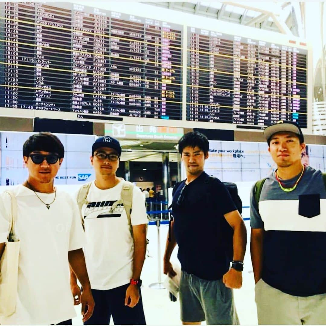 のインスタグラム：「ジャカルタに到着しました。 今日は少年たちと軟式野球します！ #笑顔で野球 #軟式野球 #フライト7時間ライパチ隣り #部屋も同じ #インドネシア #トクサンTV #クニヨシTV」