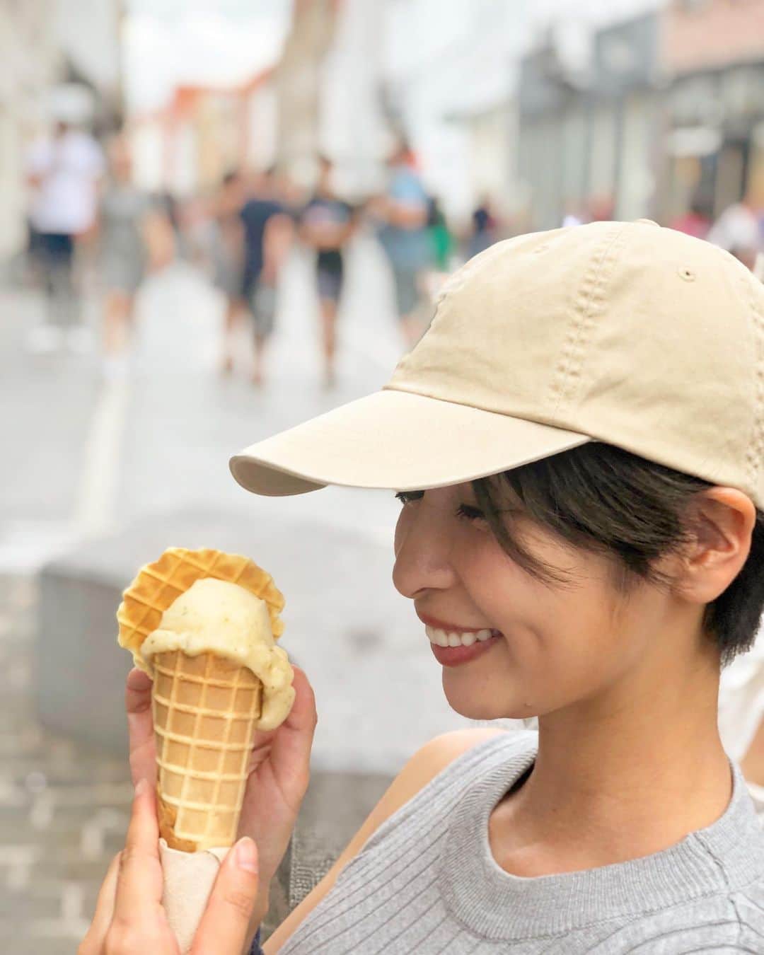 のインスタグラム：「ベルギー旅行の記録🇧🇪古都ブリュージュで見つけた可愛いジェラート屋さん🍨💓モヒート味を頼んだらさっぱりしてて美味しかった！この日は暑くてアイスを食べながら歩いてる人達がたくさんいたよ〜！ #ベルギー #ブリュージュ #ヨーロッパ旅行 #ヨーロッパ #一人旅 #女子旅 #旅行好きな人と繋がりたい #België #ブルッヘ」