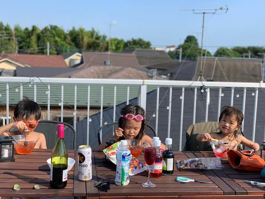 内藤陽子のインスタグラム：「夏の思い出🌈 大大大好きな藤田家と過ごせた夏。 私達二人の生活に、いつも明るさと優しさと笑顔を与えてくれる。 男手が必要だったプール作り、6人でトイストーリー4観に行ったり、屋上から花火も一緒に観れた🎆 この家族なしに 私達の夏は語れない。感謝。 #藤田家 #ジョージ #あんちゃん #イケメン #ニコはジョージを彼氏と言っているらしい #2019夏」
