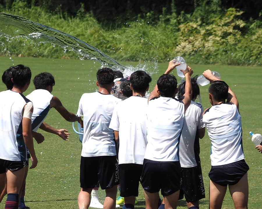 FC町田ゼルビアさんのインスタグラム写真 - (FC町田ゼルビアInstagram)「京都戦に向けたトレーニングの風景より  7日（土）に31歳の誕生日を迎えたDF23 #酒井隆介 選手と8日（日）に33歳の誕生日を迎えたFW22 #林陵平 選手のお祝いをトレーニング後に行いました。 お誕生日おめでとうございました！  手前ではMF2 #奥山政幸 選手もうっかりお祝いされておりますが、奥山選手の誕生日は7月28日になります。 犯行グループのやりきった顔が素敵です。  トップチームは14日（土）にアウェイのたけびしスタジアム京都で京都サンガF.C.と対戦します。 今節もアウェイでの開催となります。チーム･サポーターが一丸となって勝利を目指して戦いましょう!! #jleague #j2league #zelvia #➕1 #すべては掴み取るために」9月12日 11時58分 - fcmachidazelvia