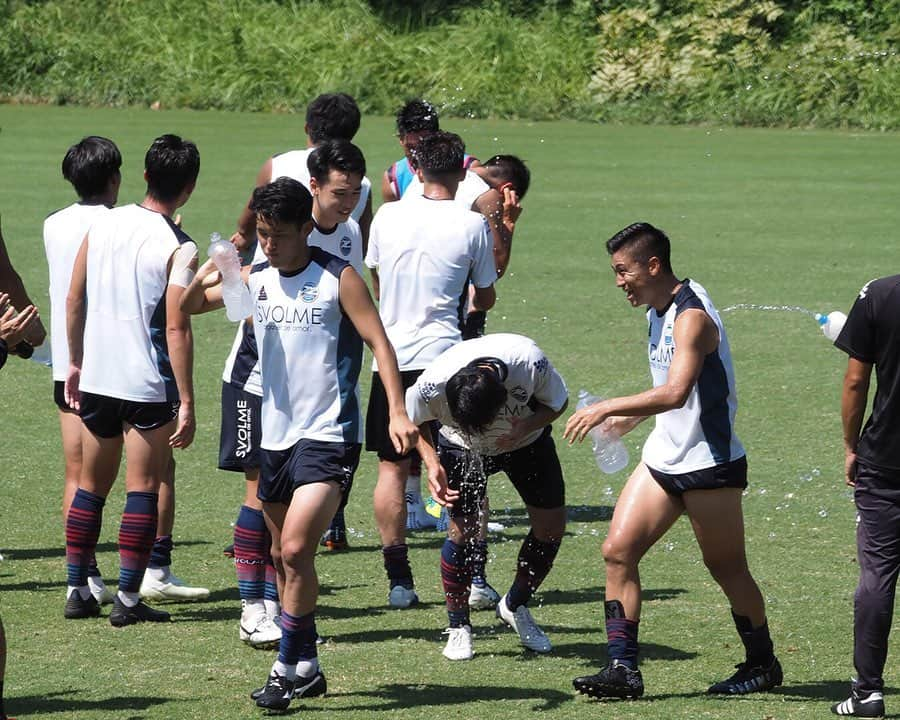 FC町田ゼルビアさんのインスタグラム写真 - (FC町田ゼルビアInstagram)「京都戦に向けたトレーニングの風景より  7日（土）に31歳の誕生日を迎えたDF23 #酒井隆介 選手と8日（日）に33歳の誕生日を迎えたFW22 #林陵平 選手のお祝いをトレーニング後に行いました。 お誕生日おめでとうございました！  手前ではMF2 #奥山政幸 選手もうっかりお祝いされておりますが、奥山選手の誕生日は7月28日になります。 犯行グループのやりきった顔が素敵です。  トップチームは14日（土）にアウェイのたけびしスタジアム京都で京都サンガF.C.と対戦します。 今節もアウェイでの開催となります。チーム･サポーターが一丸となって勝利を目指して戦いましょう!! #jleague #j2league #zelvia #➕1 #すべては掴み取るために」9月12日 11時58分 - fcmachidazelvia