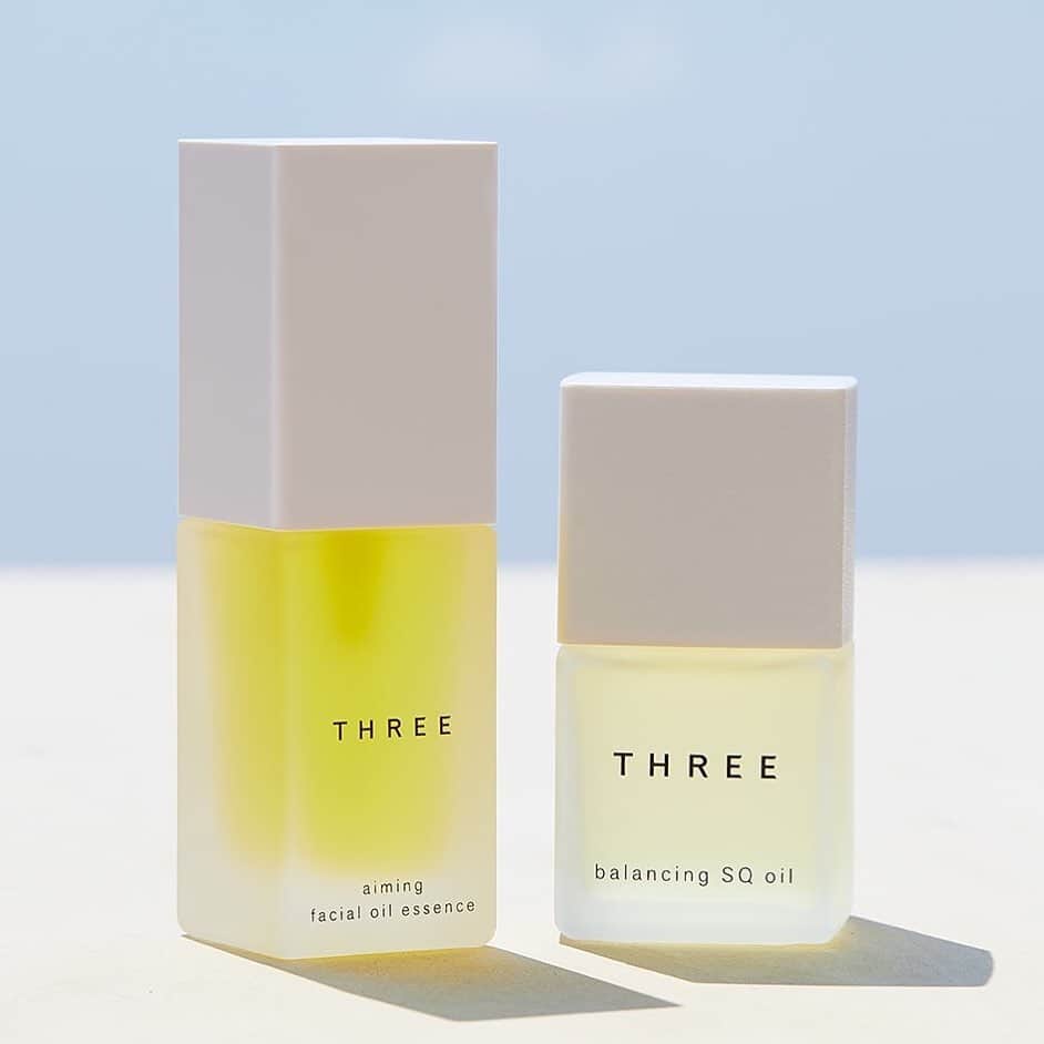 のインスタグラム：「＜この秋の”SECOND SKINCARE” 005＞ . シリーズ投稿の最後にお届けするのは、“セカンドスキンケアの前”に行う、“スキンケア”のステップでおすすめのプラスワンアイテム。 肌の乾燥が強まるこれからの季節は、植物の恵み、天然由来成分100％から成るTHREEの美容オイルをプラスして。 手のひらで少し温めてから、立ち上るブレンド精油の香りをゆっくりと吸い込み、肌だけでなく心までやわらかく潤わせてください。 . 「THREE バランシング SQオイル R」 おやすみ前専用の美容液。目覚めたら、昨日より健やかな肌へ。 （9月18日より情報公開、10月2日発売開始） . 「THREE エミング フェイシャル オイルエッセンス」 女性らしいパワーに満ちた朝夜用美容液。ふっくらハリのある肌へ。 https://bit.ly/2Zmnulx . SNSで5回にわたってお届けした、秋のベースメイク&肌作りのアドバイス。そのすべての内容を、公式サイトでもご覧いただけます。 https://bit.ly/2RlqgW2 . 店頭でのパーソナルなカウンセリングも、ぜひご利用ください。 https://bit.ly/2khYUnF . THREEの原料ディクショナリーは、こちらから。 https://bit.ly/31XGxUY . #threecosmetics #オータムベースメイクアップ #セカンドスキンケア」