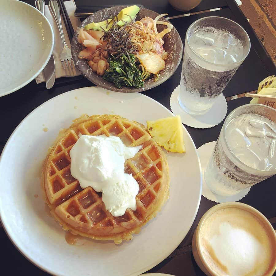 千秋さんのインスタグラム写真 - (千秋Instagram)「ハワイで食べたもの5連発🥞🐟🥔🍌🥓 誰かの参考になればいいけど、お店の名前とか忘れちゃってる。 ・サーフジャック一階のカフェでワッフルとなんとか丼。 ・ワイキキに昔からあるテイクアウト屋さん（買った後に経営者が変わってるぽい事に気が付いたけど）ポキ丼とガーリックシュリンプ、美味しかったけど、お茶と水だけで$6超えたから飲み物はABCとかで買うのがオススメ。 ・インターナショナルマーケットプレイス三階の人があんまりいないサーフぽいカフェ。 ・ABCマートで揃えたbreakfast。アメリカ圏に来たら必ず一度は買うスタバの瓶カフェオレ。 ・アラモアナの韓国焼肉屋さん。隣に「ヌード」って書いたネオンのお店があるから間違えないように気をつけて。8人でたっぷり食べたけど$350くらいだった。ここから$350ミッションがスタート。  #hawaii #千秋旅日記 #ワッフル #丼 #breakfast #brunch #ポキ丼 #ガーリックシュリンプ #ポテト #アーノルドパーマー #スパムむすび #スパムおにぎり #バナナ #スタバ #焼肉 #千秋焼肉 #カルビさえあれば🥩」9月12日 12時01分 - chiaki77777