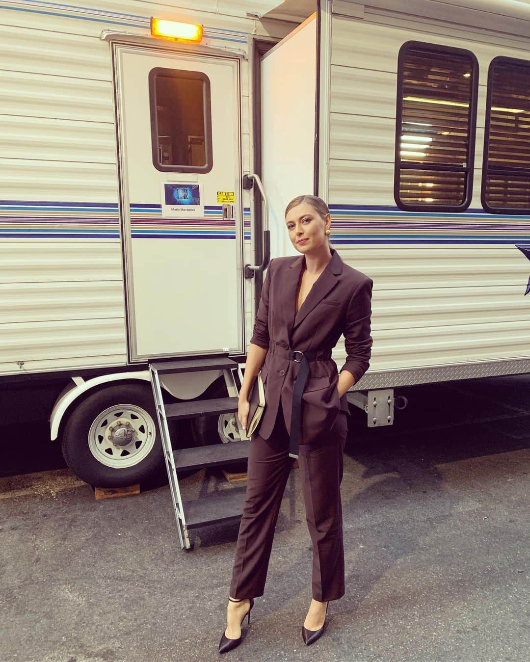 マリア・シャラポワのインスタグラム：「Ok another 📸. Just because how often do I get to wear a chic suit! And be a guest shark 🦈 on a show I’ve watched every episode of in the last few years. 🤷🏼‍♀️ Thank you to everyone on set for making the 10 hour day (welcome to tv, right??) so much fun!」