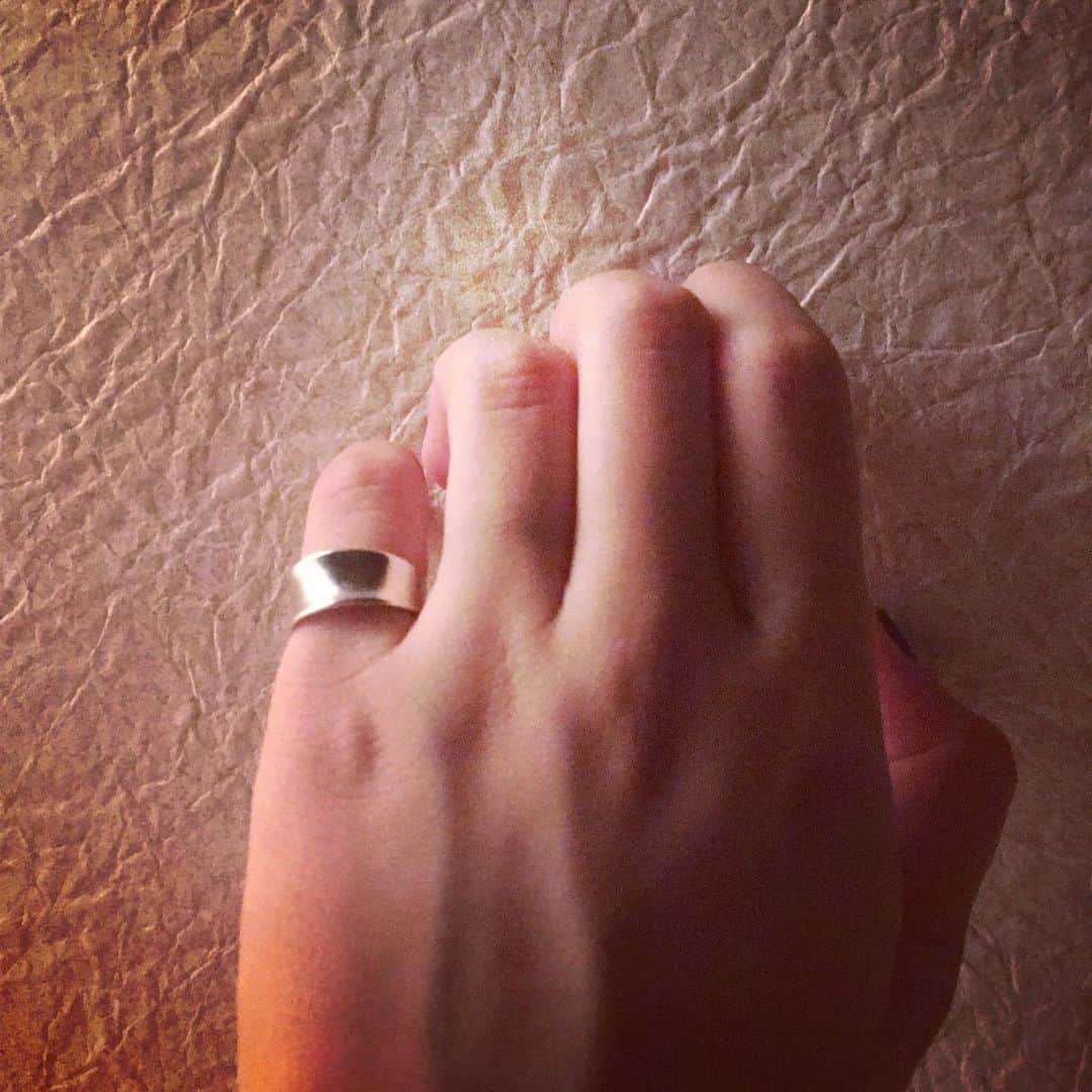 ヒグチアイのインスタグラム：「・ ・ 自分のための指輪が好き ・ ・ 妹からもらったサイズの大きなお守りの指輪は 親指につけて大切にしている」