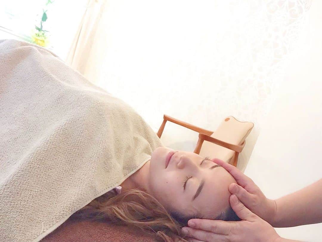 夏美さんのインスタグラム写真 - (夏美Instagram)「顔のメンテナンスに広尾の石井治療院へ @ishii_yukio 💆‍♀️ 顔の筋膜のリフトアップで全く痛くないのに効果は抜群で以前からお世話になっています👍 ・目ぱっちり ・小顔効果 ・肌が明るくなる などなど😉 私はハンドだけでお願いしていますが鍼もあるので好きな施術で気になるところをリクエストしたら石井先生がばっちり応えてくれますよ❗️👍 ちなみに全身の整体もあるのでピンポイントからフルコースまでおすすめです😁 もう一つのアカウントに体の整体&マタニティ整体の事を載せているので気になる方は是非😉 👉 @natsumi_sunnylife ＊ #石井治療院  #広尾  #小顔整体  #整体  #筋膜リリース  #美容鍼  #美容整体  #鍼灸整体」9月12日 12時09分 - natsumisaito333