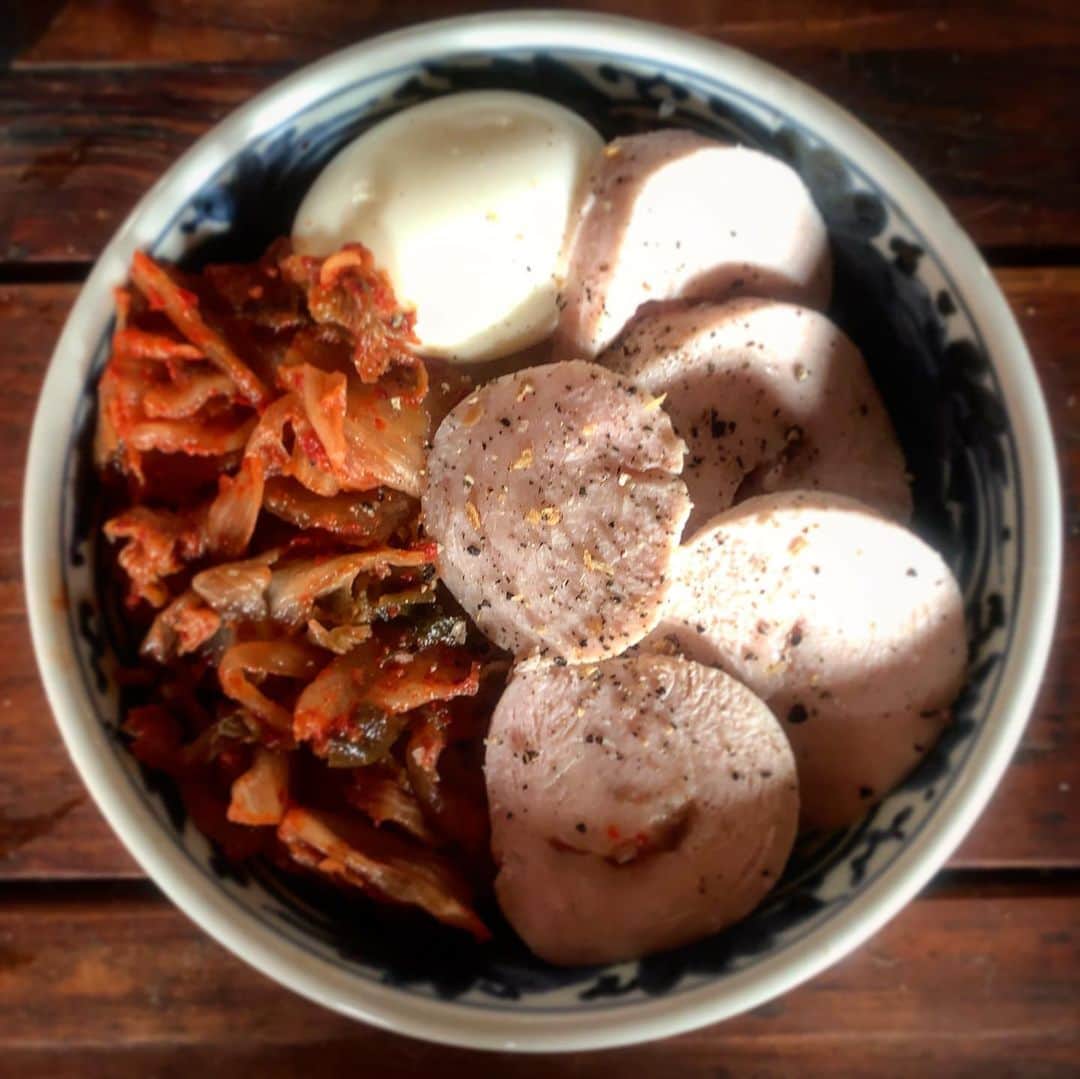 のインスタグラム：「朝から色々すませて一食目。 今日もみちょ食堂さんの鶏むねハム丼を。毎日食えるわ♪ さてさて、そろそろ出かけねば。 皆さまも素敵な一日をお過ごしください(｀_´)ゞ #みちょ食堂 #ビストロ万」