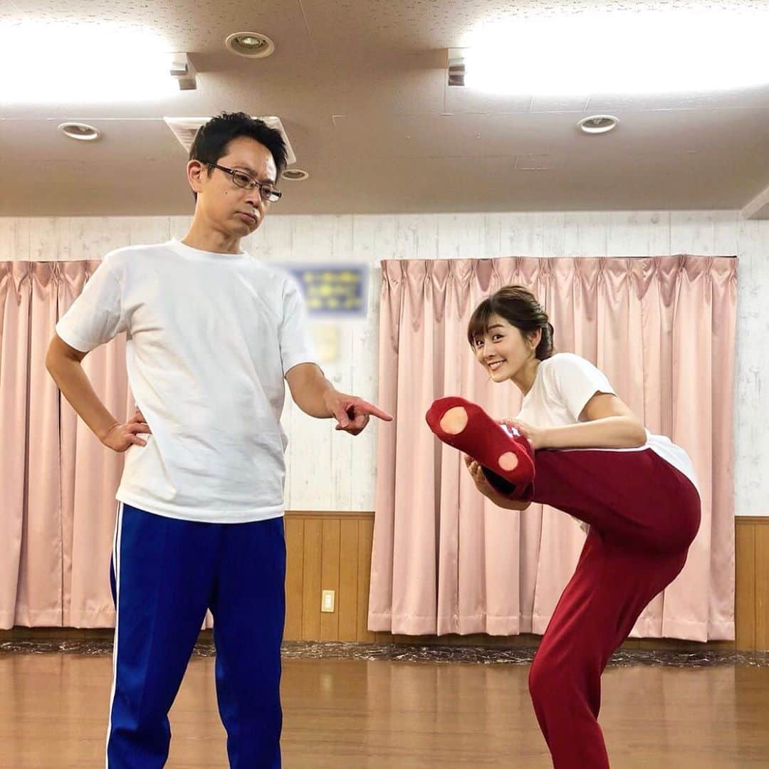 中村秀香のインスタグラム：「#すまたん 10周年イベント🌟 .  世界大会で優勝したダンスチームの皆さんとダンスを披露する為猛特訓中です💪🔥 .  ちなみに靴下の穴は、 練習のしすぎであいてしまった 努力の証、ではなく …  踊りやすいように切ったものです😅 .  #関西やってみなはれ博覧会 #知らんけど  #野村明大 #諸國沙代子 #中村秀香」