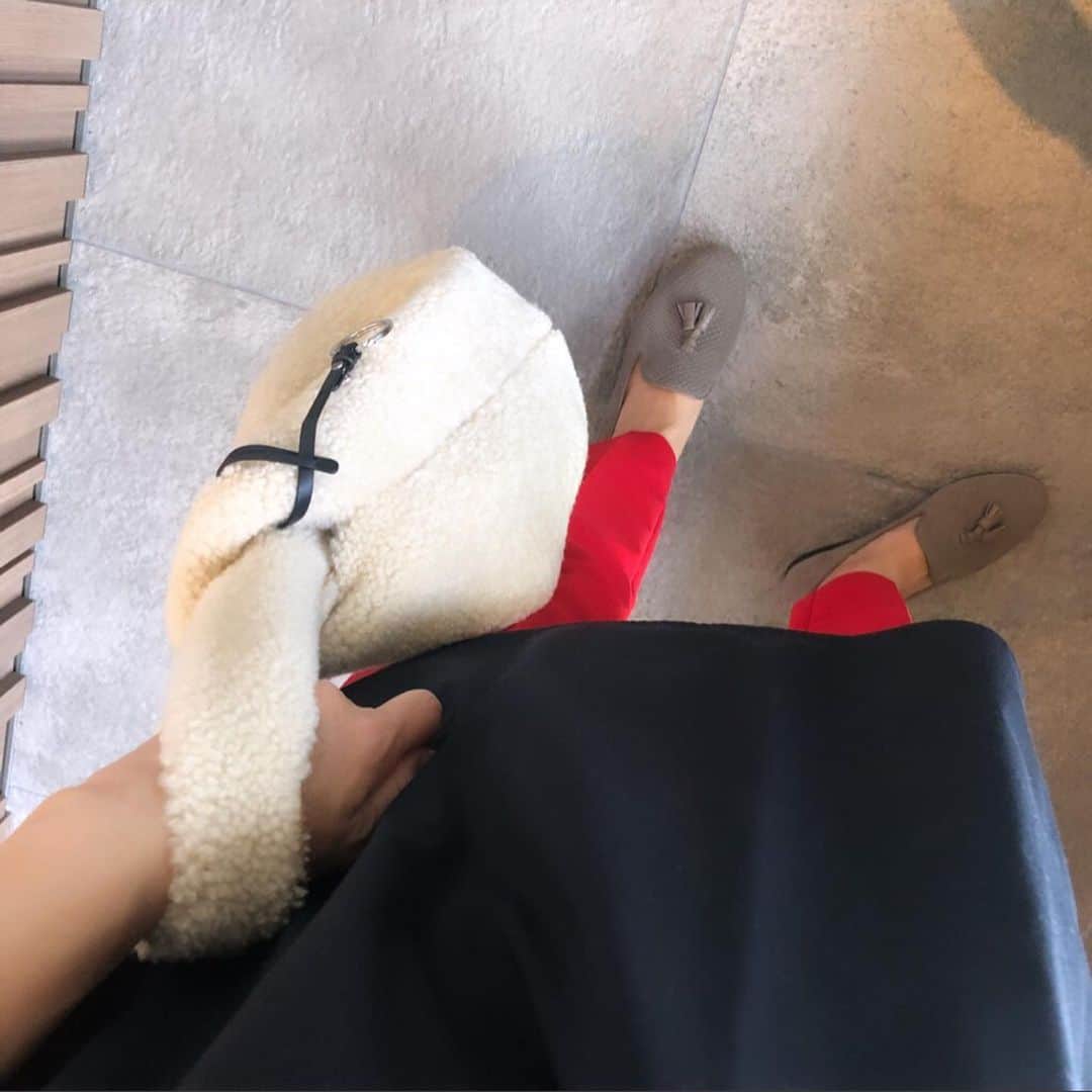 のインスタグラム：「👠 パリっこ愛用の @chatelles_slippers  私のファースト👠はデザイナーのフワンソワさんに 一緒に選んでもらったスペシャルなものに♡  今日も14時〜からフランソワさんいらっしゃいます👨🏻 ・ ・  雰囲気がパリっぽい人だねってフランソワさんに言われて嬉しみ♡ でもね、パリには行ったことございまてんねん🙄 ・ ・ ・ 📍梅田阪急百貨店 4階  pop up store 9/11〜9/17 @hankyumuse  @3rd_culture_com #chatelles#シャテル#スリッパーズ#フラットシューズ#阪急うめだ本店」