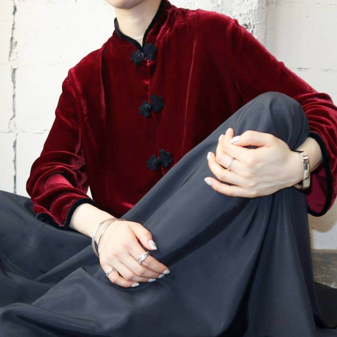 吉祥寺 古着屋 Orfeoのインスタグラム：「Velvet China Jacket  #orfeo #kichijoji #tokyo #vintage #used #fashion #coordinate #outfit #オルフェオ #吉祥寺 #東京 #古着 #古着屋 #ヴィンテージ #ユーズド #ファッション #コーディネート  掲載商品のお問い合わせはメールにて承っております。コメント、DMでのお問い合わせは受け付けておりませんのでご了承ください。」