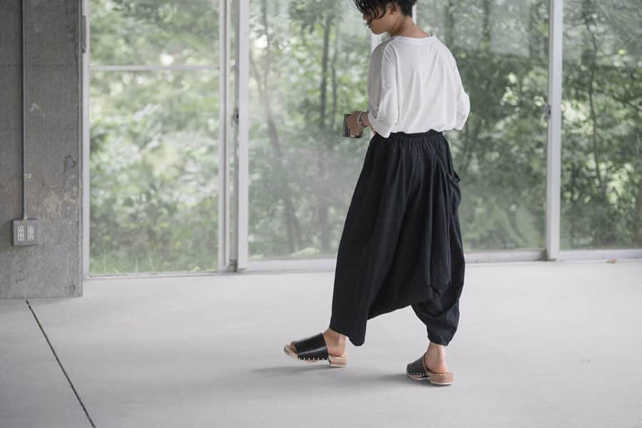 ヒラハルさんのインスタグラム写真 - (ヒラハルInstagram)「たるんぱんつろんぐ 【tarun pants long】 ・ 〔名詞〕名前の通り”タルン”とした丸みのあるシルエットが個性的。 一見スカートのようにも見えるゆったりとした股上の深いパンツ。一点ものの人気商品のため、早めにお気に入りを見つけるのが吉。 ・ 〔メーカー〕tamaki niime ・ 〔材質〕綿100％（播州織） ゆっくりと空気を含みながら生地を編み上げていくことで、ふわりとした着心地の良い生地ができる。 ・ 〔サイズ〕 総丈：約90cm、内股上：約70cm（ウエストはゴム仕様になっているので男女問わず着用可能） ・ 〔使い勝手〕春夏にはさらりと一枚で。秋冬にはタイツやレギンスとのコーディネートも楽しい、季節を問わないアイテム。 後ろ前がなく気分に合わせ柄の向きを楽しめ、ウエスト部分を折り返すことで長さを調節も可。 パンツスタイルなので動きに気を使うことなく、締め付けがないからストレスも感じない。日常のあらゆるシーンを快適に過ごせるのが魅力的。特にスカートが苦手な方にはとってもお勧め！ ・ 〔相方〕あたまき、roots shawl MIDDLE、NAOT、5本針長袖Ｔシャツ、レディース ウールレギンス ・ 〔URL〕https://wazawaza.shop-pro.jp/?pid=144981657 ・ #newitem」9月12日 12時30分 - wazawazapan