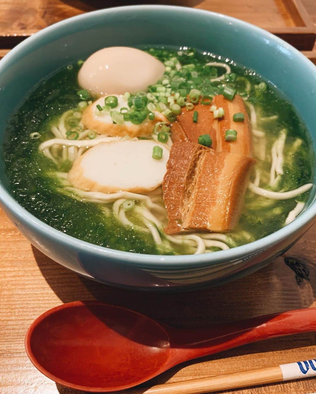 マイコ さんのインスタグラム写真 - (マイコ Instagram)「* @soba_eibun  初日に食べた沖縄そば🍜 メニュー豊富だし、 麺も選べるし、 トッピングも色々。 糖質カットの麺もあって、 糖質制限してる人も大丈夫🙆‍♀️ ここもまた行きたい。 美味しくて満足しちゃって スーツケースの事すっかり忘れて 店出ようとした思い出🙈 危なかったわw ・ ・ ・ ・ #okinawasoba#okinawa#food#沖縄そば#eibun#那覇」9月12日 12時25分 - maicorori