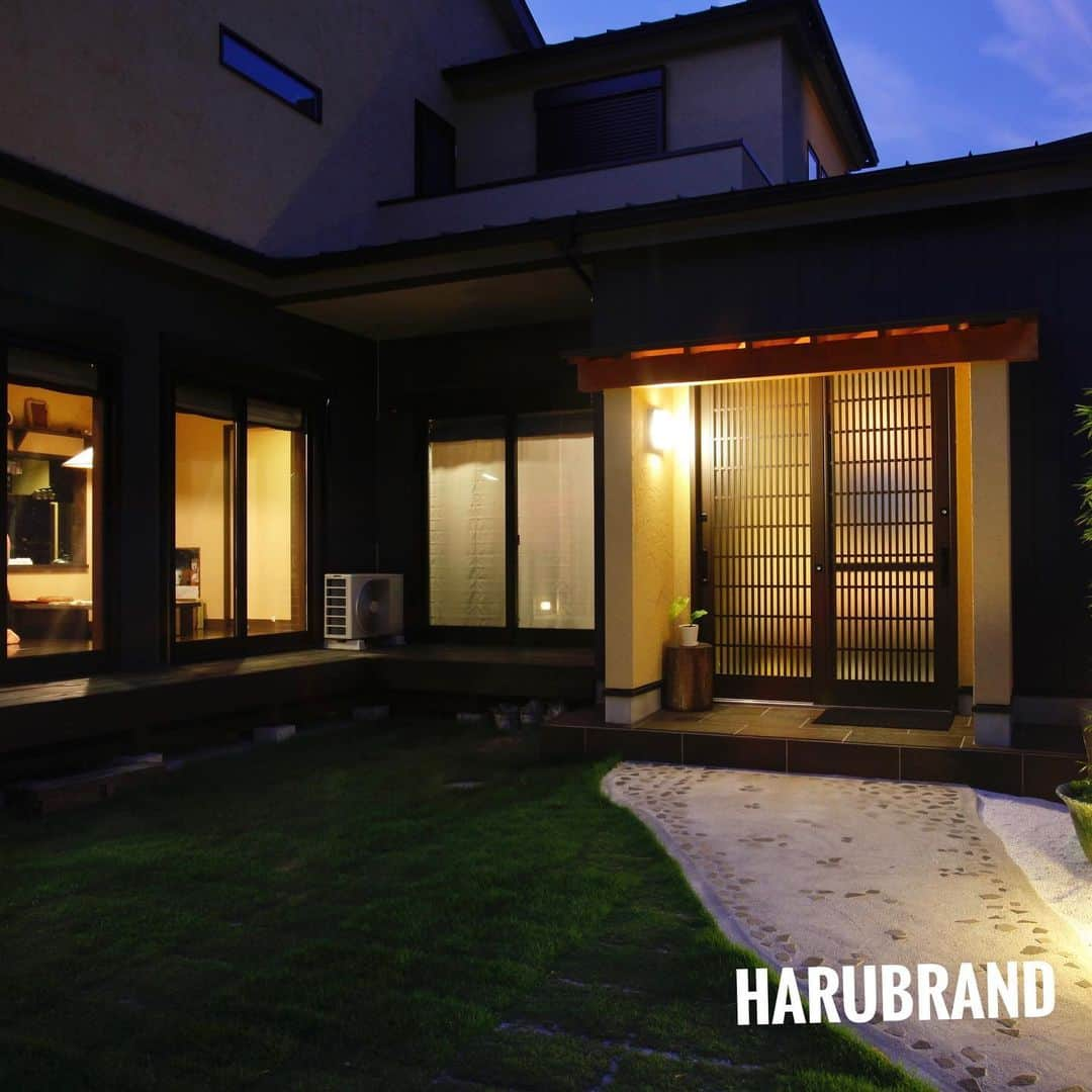 デザイナーズ住宅会社ハルブランドのインスタグラム：「こんにちは🏠 . . . HaruBrandの夜のお家セレクション🌠🌠🌠 . . . 毎日疲れた心身に癒しはいかがでしょうか？？🌴🌴🌴 . . . お家でリゾートライフ🌴🌴🌴 . . . . . . ▶︎▶︎more photos...@harubrand . . . #harubrand #ハルブランド #工務店 #新築 #リフォーム #リノベーション #注文住宅 #住宅 #設計 #自然素材 #無垢 #家づくり  #マイホーム  #インテリア  #リビング #リビングダイニング #間取り #マイホーム計画 #マイホーム計画中の人と繋がりたい #パッシブデザイン #instahouse  #知立 #刈谷 #安城 #リゾートライフ #マイホーム計画中の人と繋がりたい #オープンハウス #外構 #ガーデン #照明プランニング」