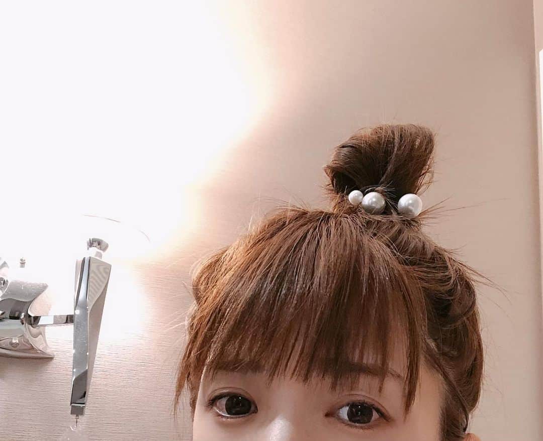 田中涼子のインスタグラム：「今日は珍しくメイクがいい感じに出来たから﻿ パパさん帰って来たら見てもらいたくて子ども達とのお風呂で首から上洗わなかったのに﻿ ﻿ 帰ってくる前に寝てしまってさっき起きたらボサボサのカピカピ。笑﻿ ﻿ AM3:20 コンタクトも目に張り付いて痛ーい。﻿ ﻿ ﻿ さ、メイク落とそう。。.°。﻿ ﻿ ﻿ #ママあるある かな？﻿ #2児育児﻿」