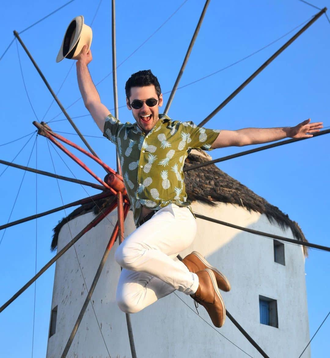 ブレンダン・ロビンソンさんのインスタグラム写真 - (ブレンダン・ロビンソンInstagram)「“Might as well #jump!! Go ahead an’ JUMP!!” . . . #mood #vacation #mykonos #greece #liveitup #fun」9月12日 3時47分 - brendanrobinson