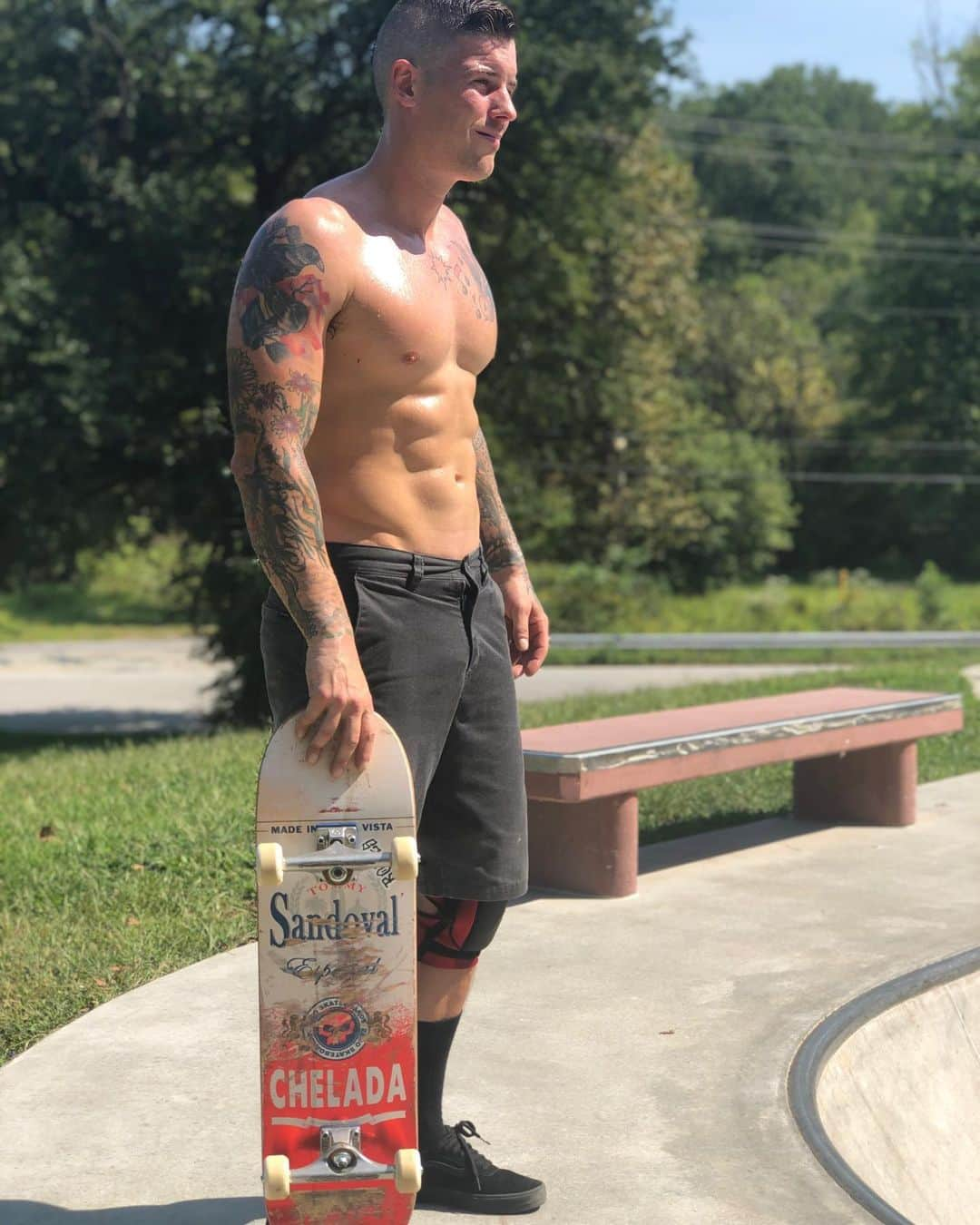 ザッキー・ヴェンジェンスさんのインスタグラム写真 - (ザッキー・ヴェンジェンスInstagram)「Afternoon board meetings with bowls 😂 🛹 #skate #bowlskating #noshirt #fitness #tattoos #absfordays #smile #sweat #freshcut #vans #musicianswholift #zeroskateboards」9月12日 3時49分 - zacharymerrick