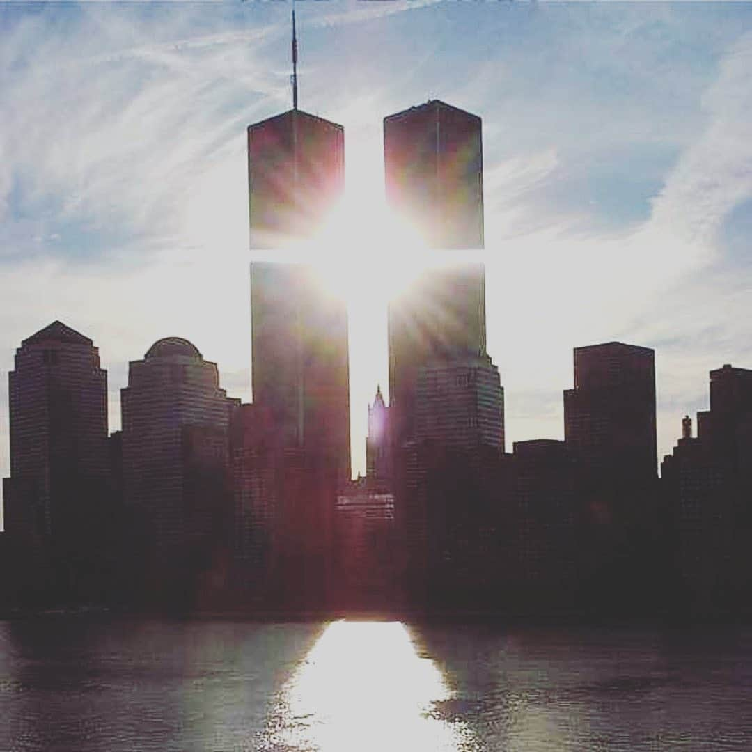 エリザベス・バンクスさんのインスタグラム写真 - (エリザベス・バンクスInstagram)「September 11 - I remember worrying the world was forever changed and it was. Still grateful for all those who helped that day and continue to help survivors and sending so much light and love to those in mourning. #neverforget #911」9月12日 3時50分 - elizabethbanks