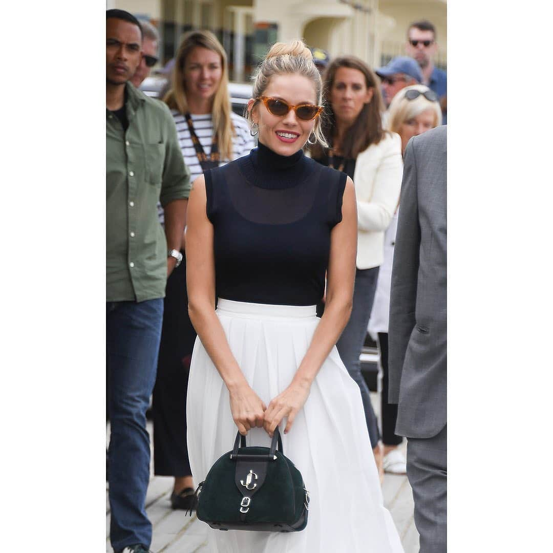 Jimmy Chooさんのインスタグラム写真 - (Jimmy ChooInstagram)「Actress Sienna Miller carries our VARENNE bowling bag to the 45th Deauville American Film Festival #JCCollection #JimmyChoo」9月12日 4時10分 - jimmychoo