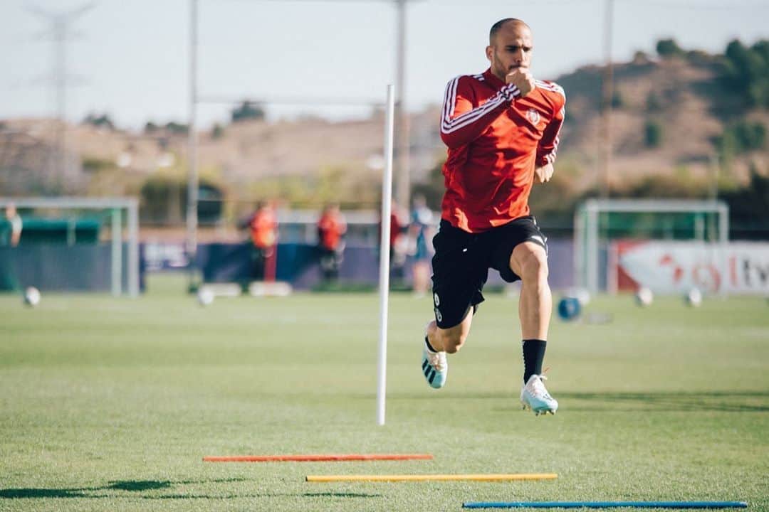 サンドロ・ラミレスのインスタグラム：「Ya estamos ahiii!!!🔜✅ con ganas de ayudar y de aportar lo máximo⚽️💜 #RealValladolid」