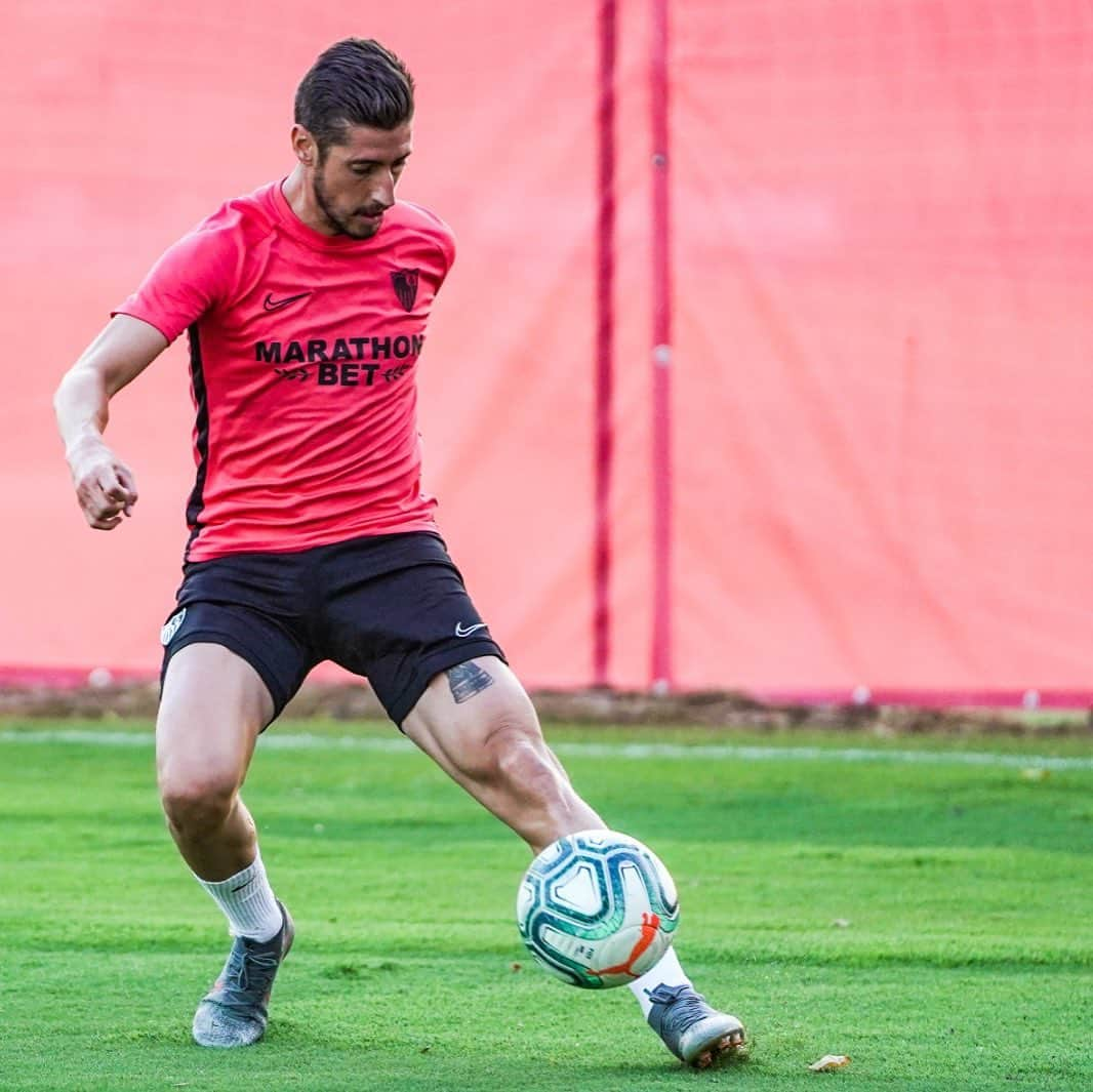 セビージャFCさんのインスタグラム写真 - (セビージャFCInstagram)「🔜 #AlavésSevillaFC ⚪️🔴 #WeareSevilla #vamosmiSevilla」9月12日 4時22分 - sevillafc